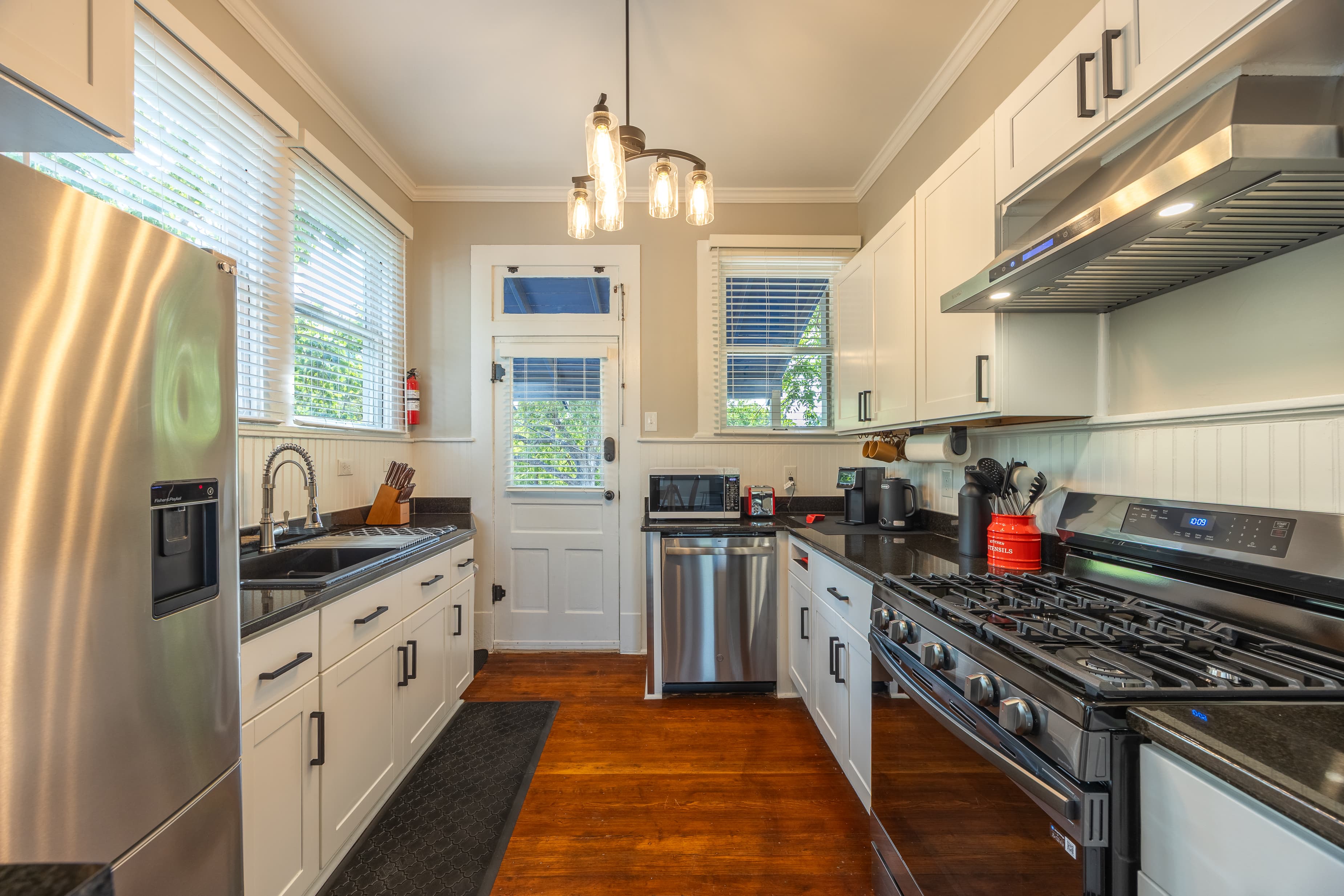 Quiet, modern King William retreat near hospitals in one of San Antonio’s most walkable neighborhoods. Steps from river paths, coffee shops, and restaurants. 4