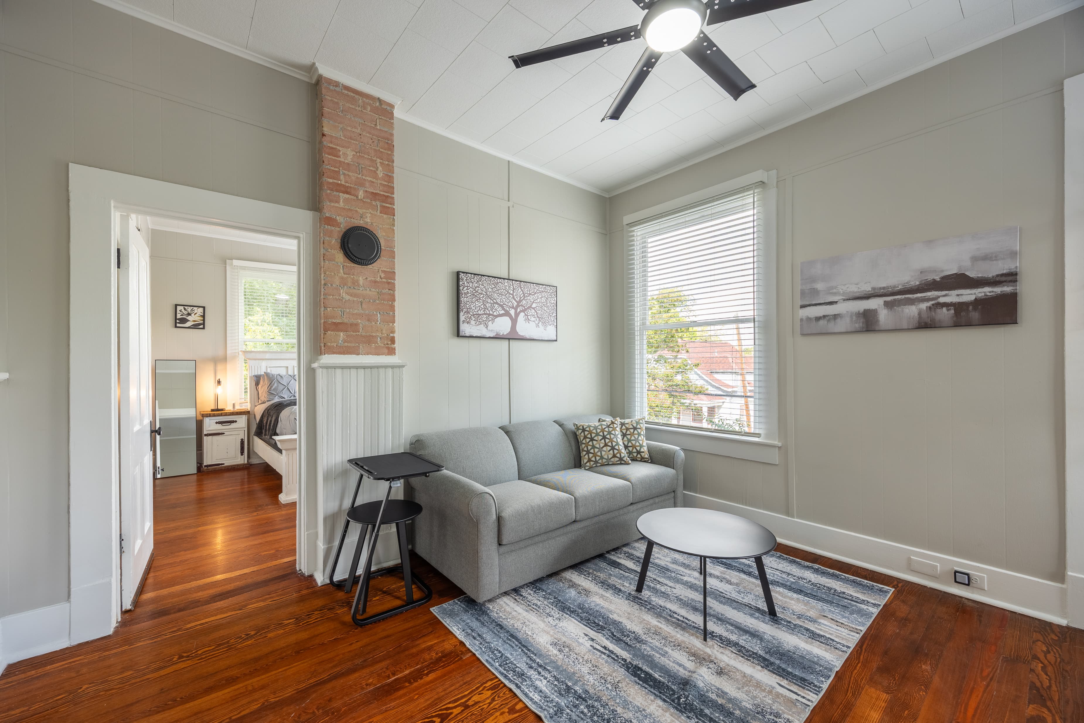 Quiet, modern King William retreat near hospitals in one of San Antonio’s most walkable neighborhoods. Steps from river paths, coffee shops, and restaurants.