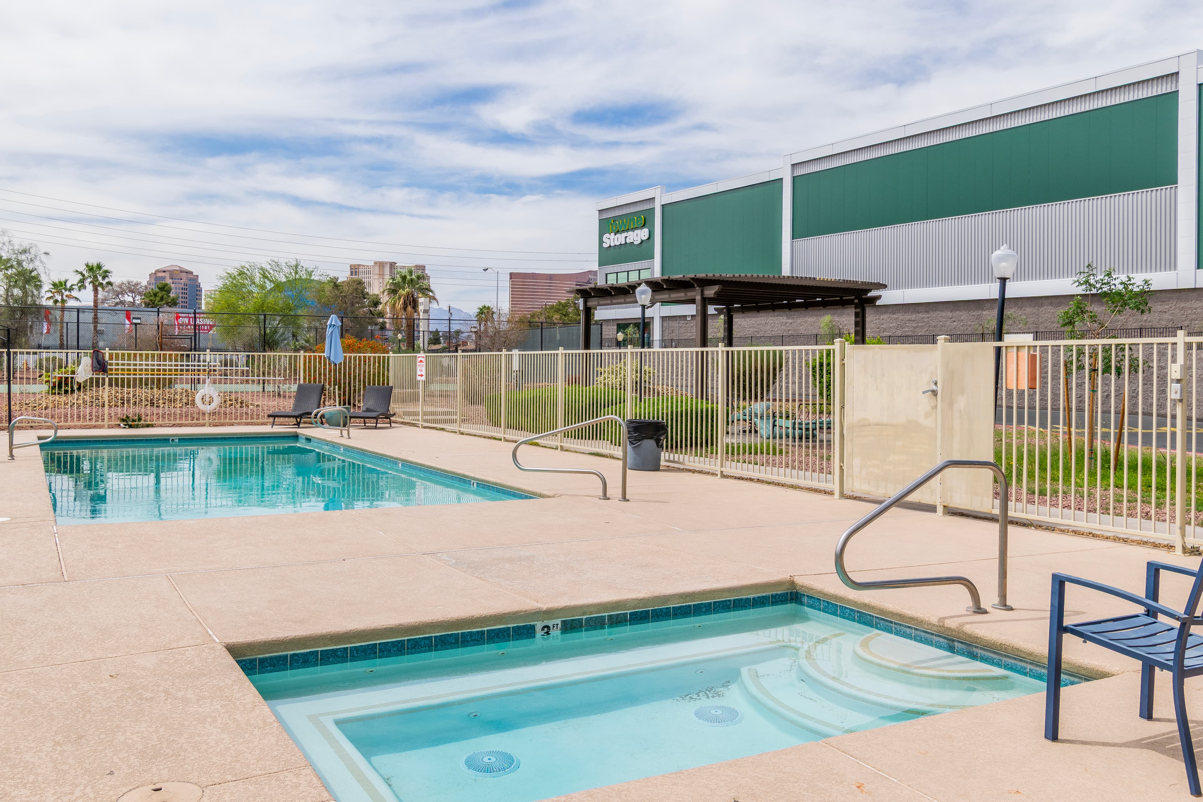 Close to Strip | Lux 2 bed 2 bath 3