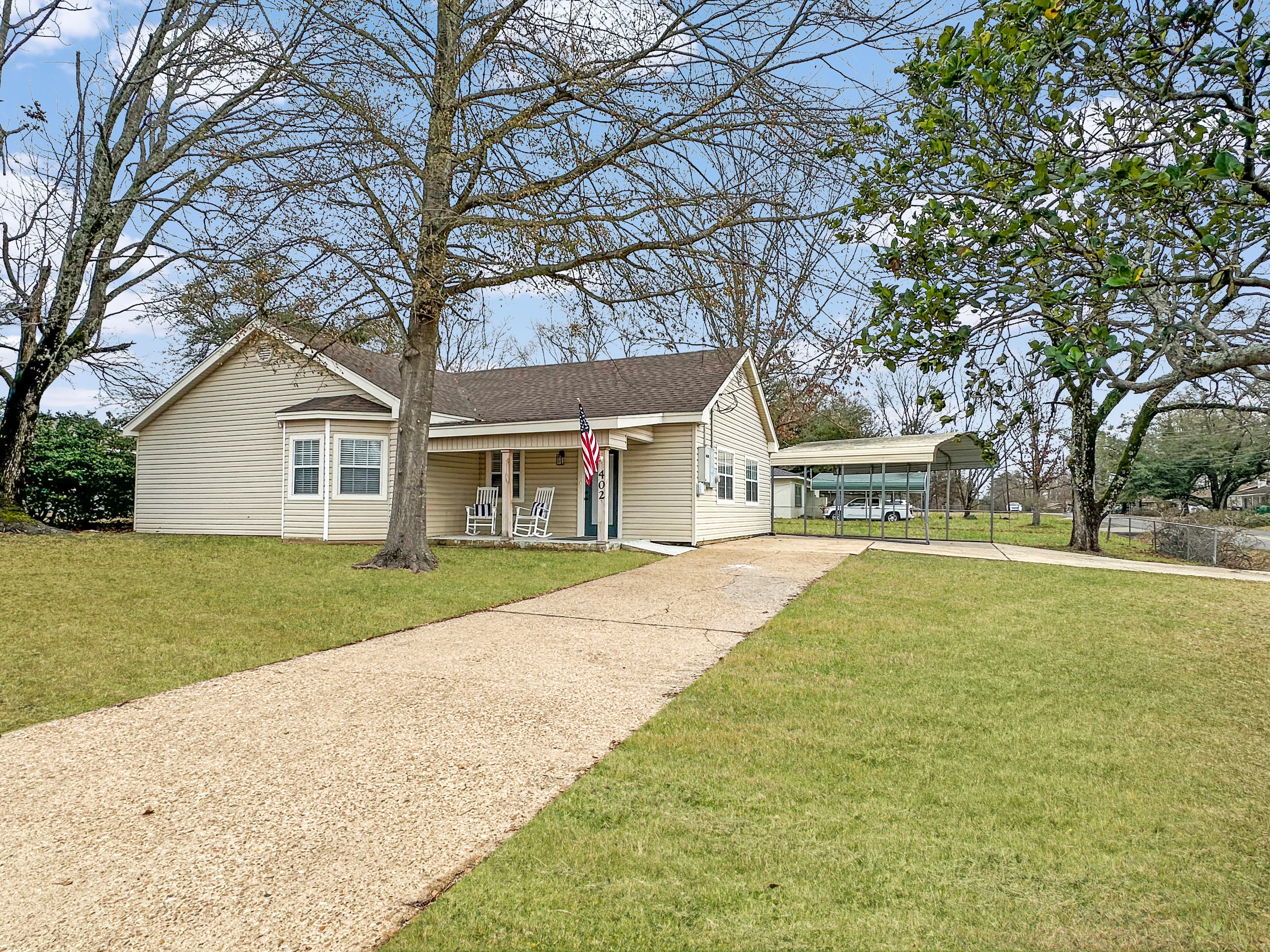Curated Chic -than 1 mile from I-20 2