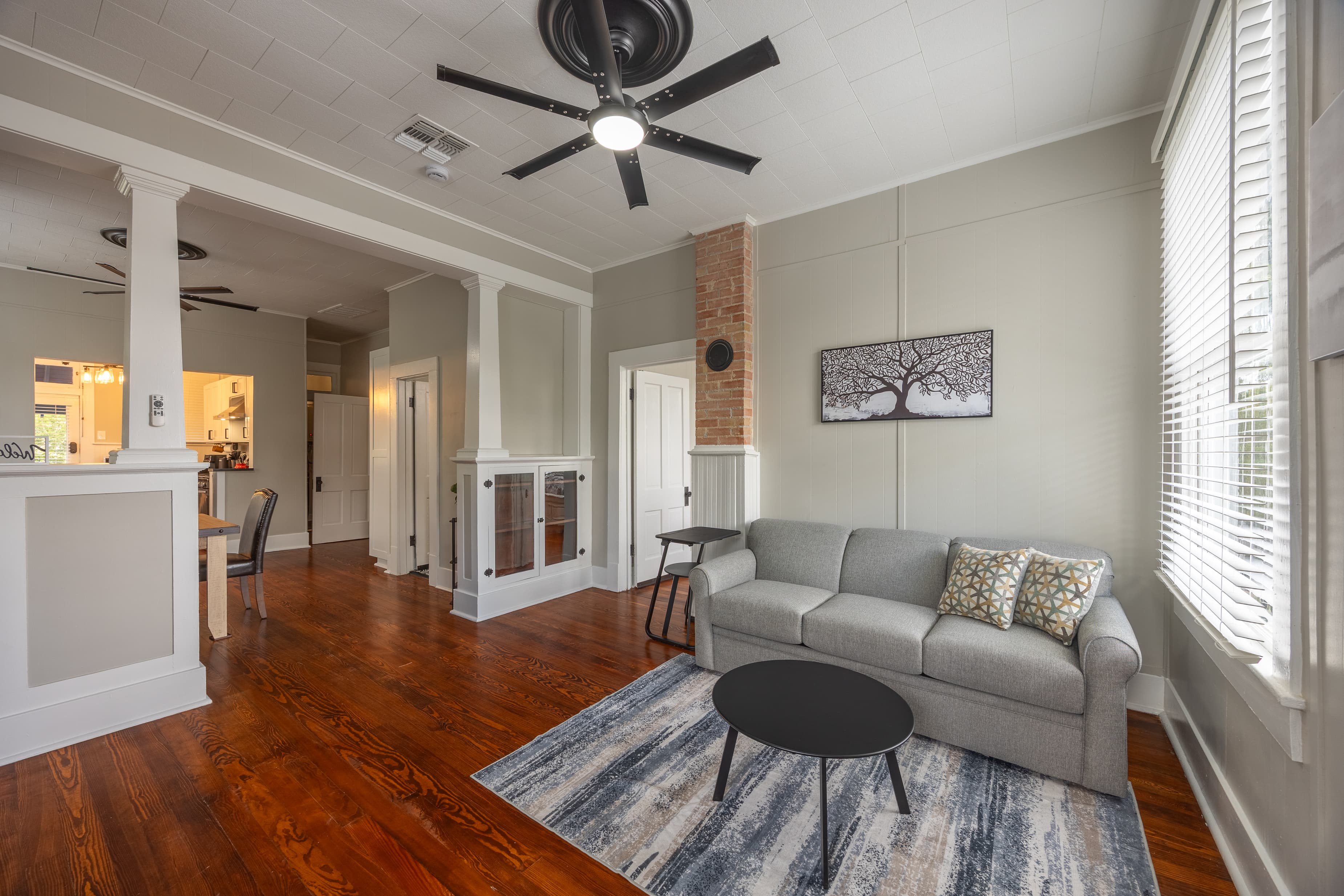 Quiet, modern King William retreat near hospitals in one of San Antonio’s most walkable neighborhoods. Steps from river paths, coffee shops, and restaurants. 3