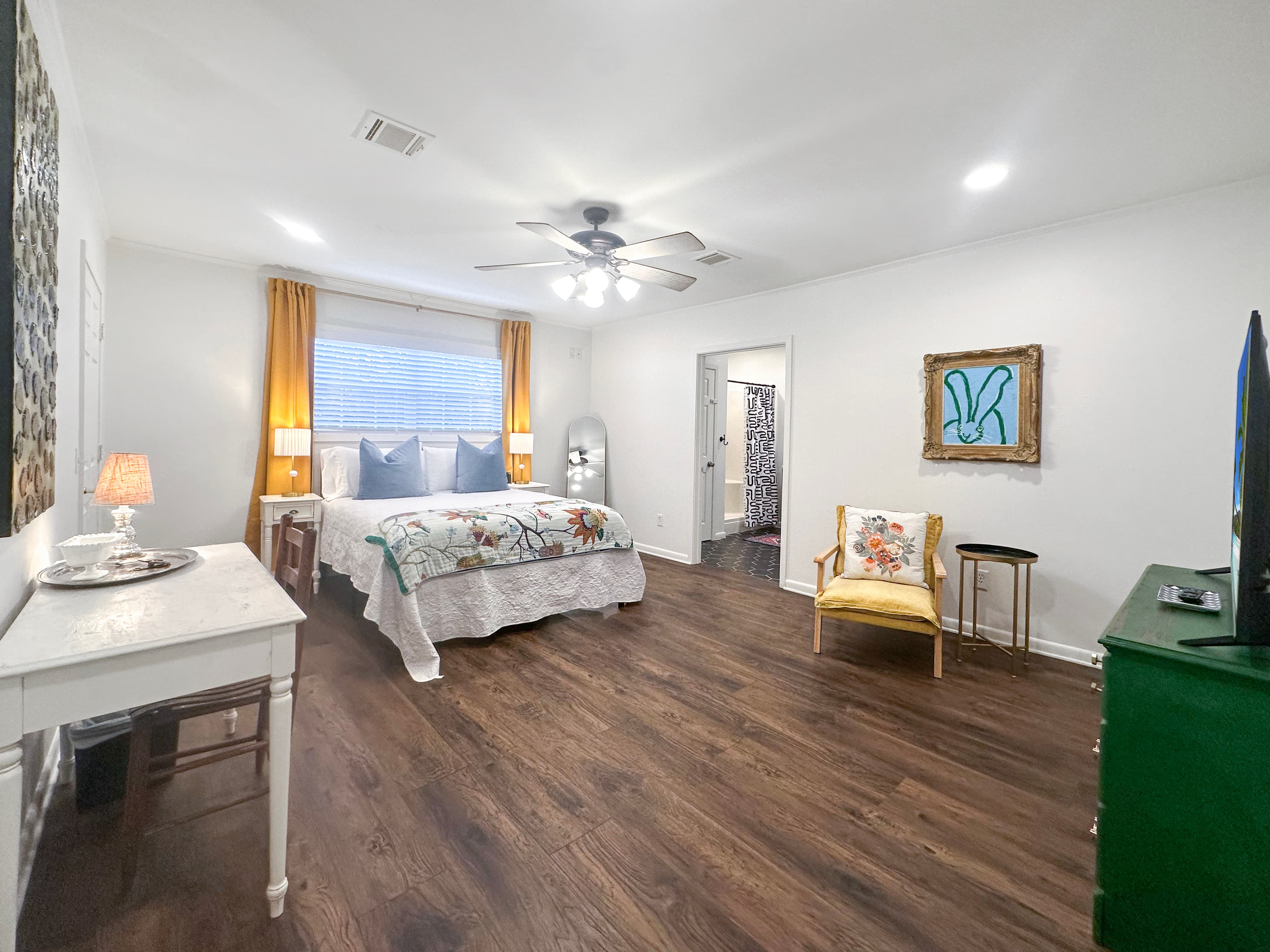 Curated Chic -than 1 mile from I-20 4