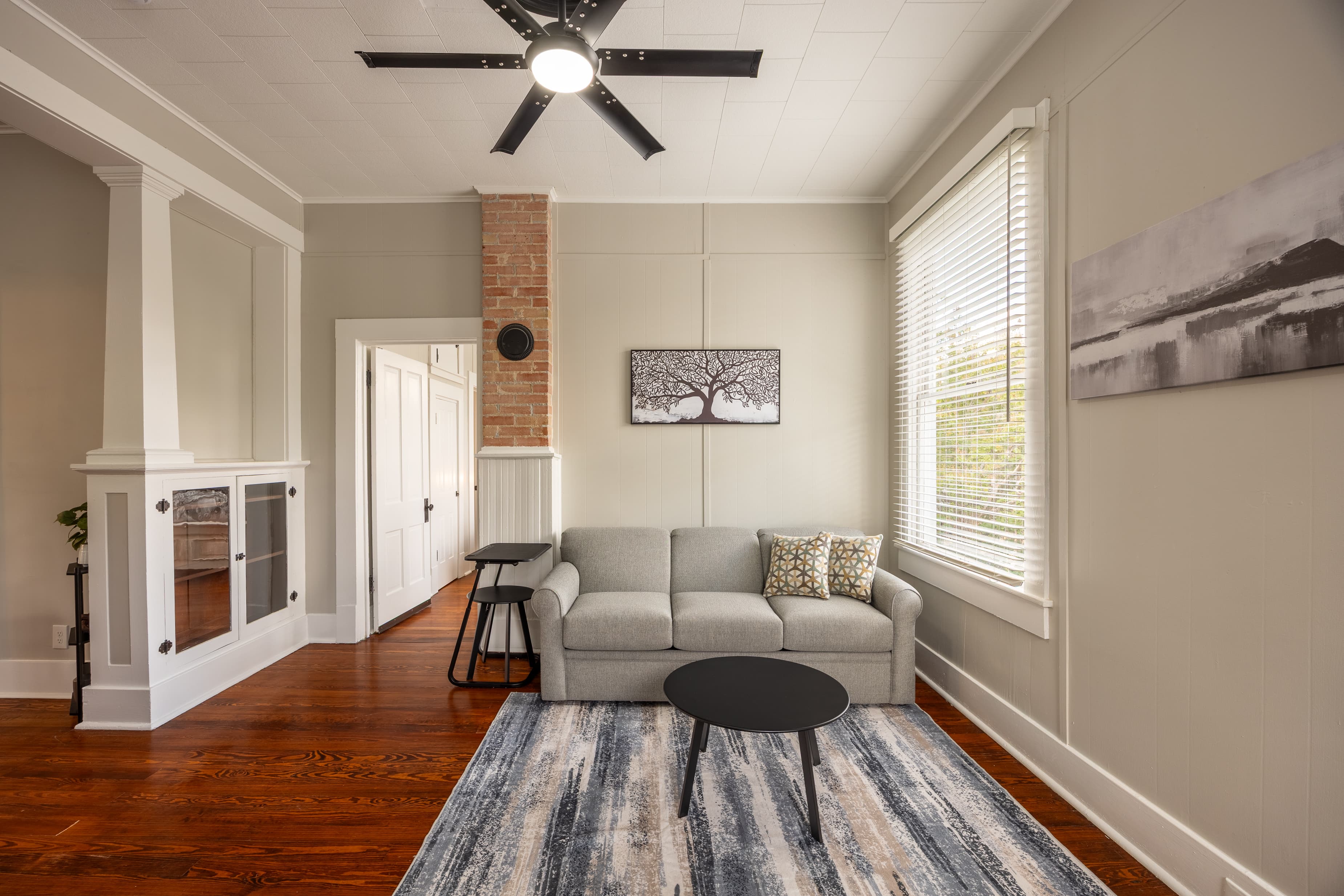 Quiet, modern King William retreat near hospitals in one of San Antonio’s most walkable neighborhoods. Steps from river paths, coffee shops, and restaurants. 2