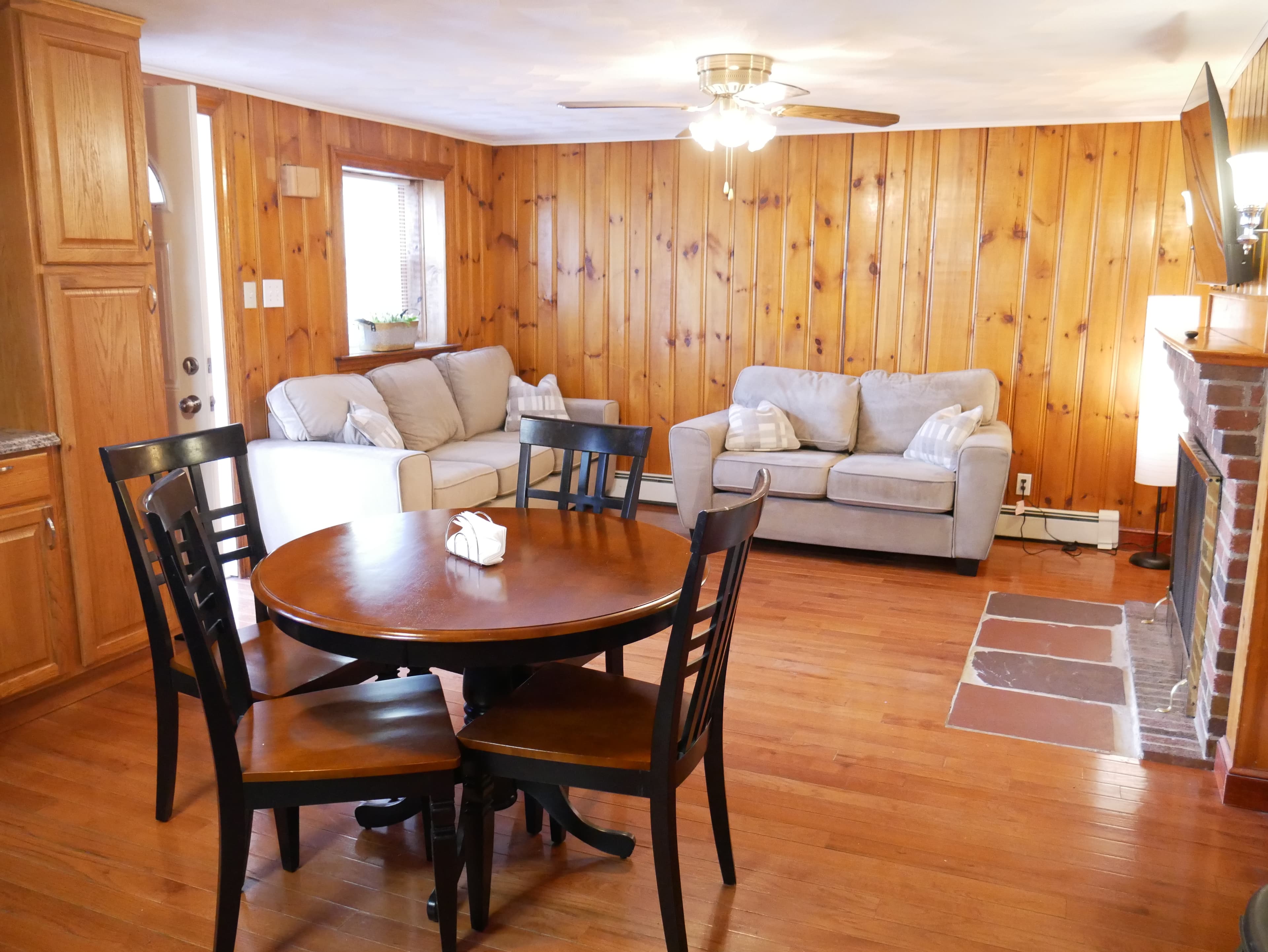 Cozy & Modern 2-Bedroom Apartment!