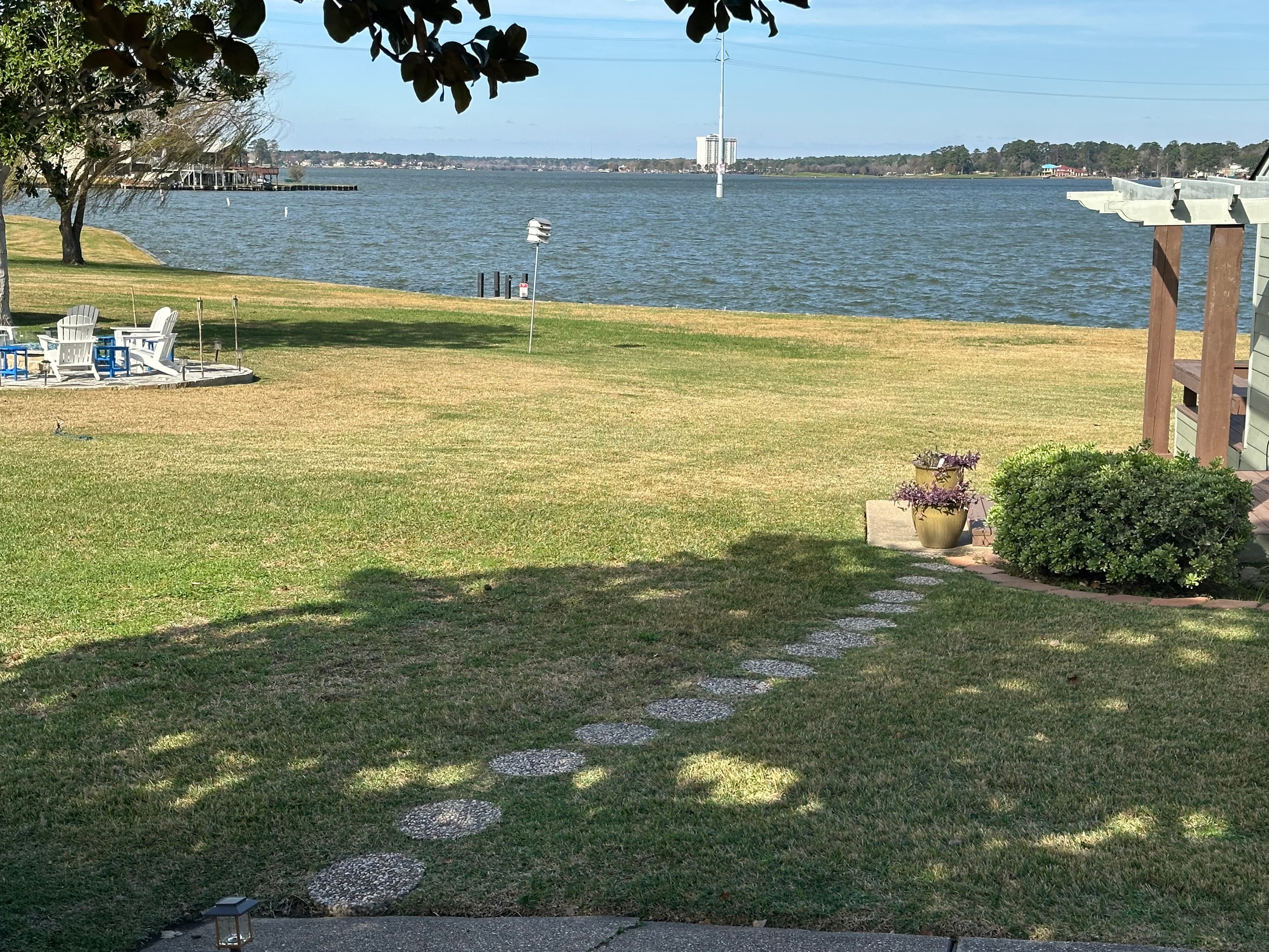 Lakeside retreat w EV & King bed  5