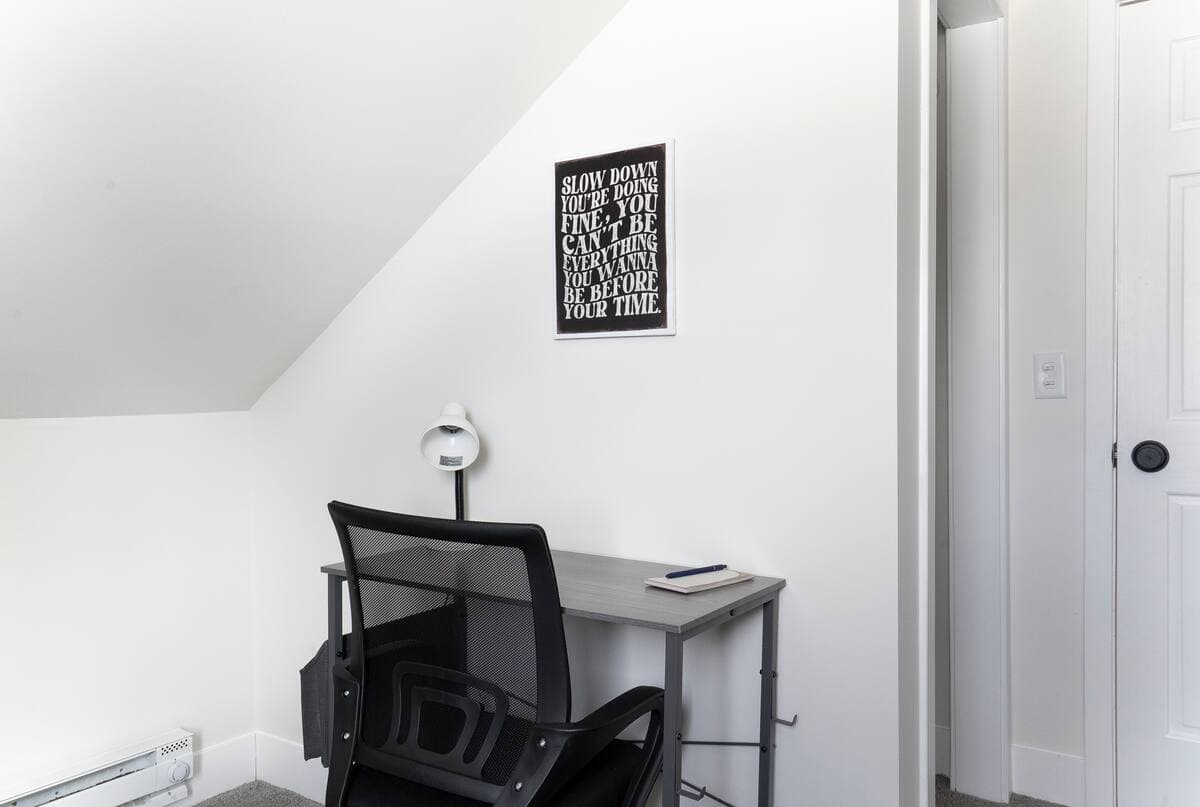 Private Room w/ Desk, TV & Fridge 3