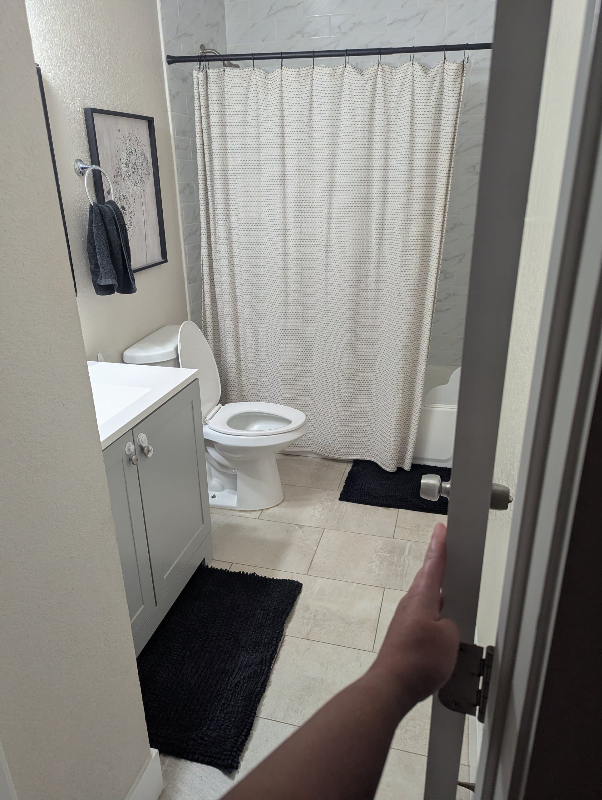 Quiet 1/1  room near Mercy San Juan 2