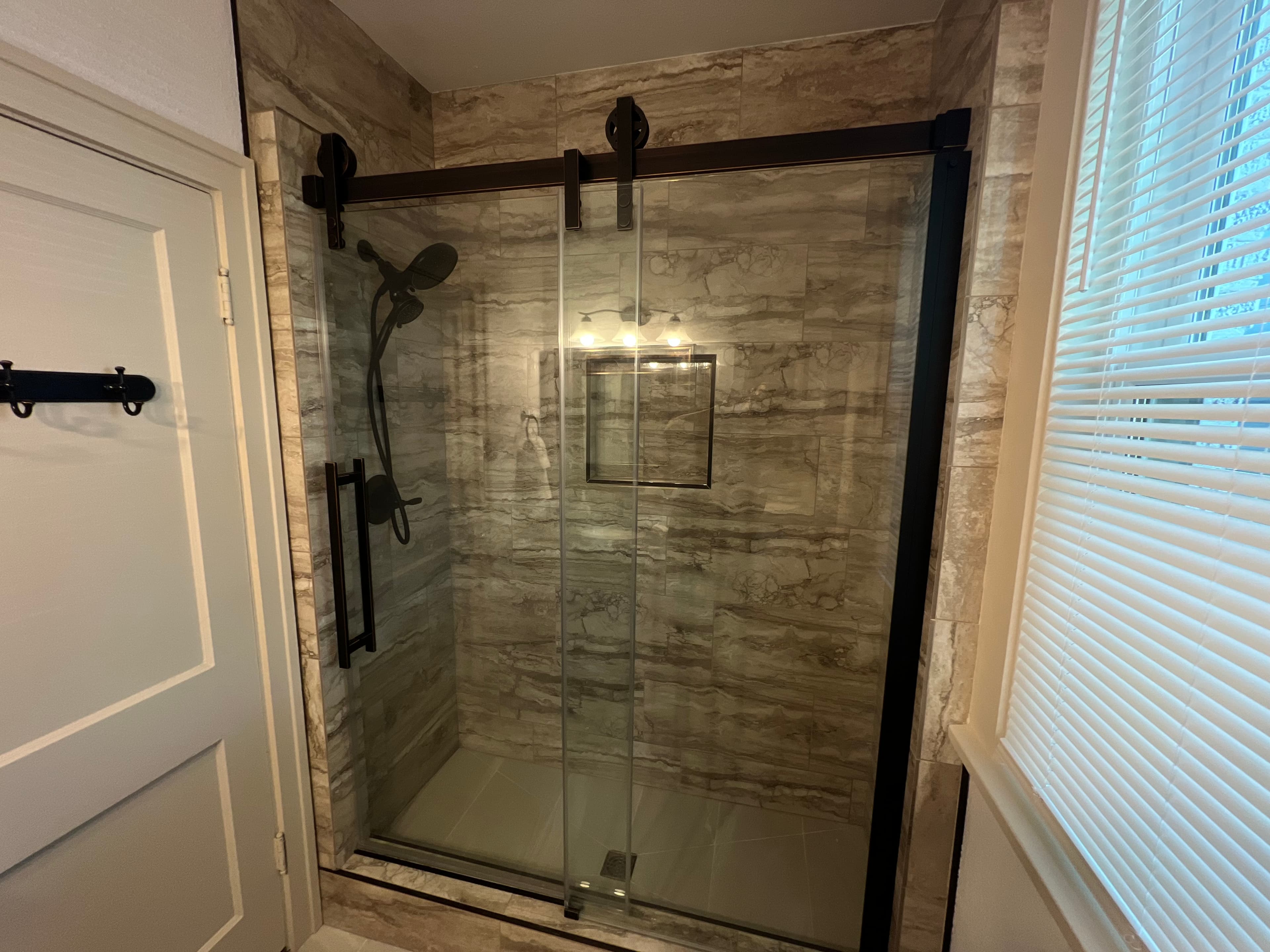 Fully Furnished 1 BR Apt. in LR 4