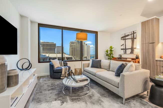 SPACIOUS 1 BEDROOM / 1 BATH APT