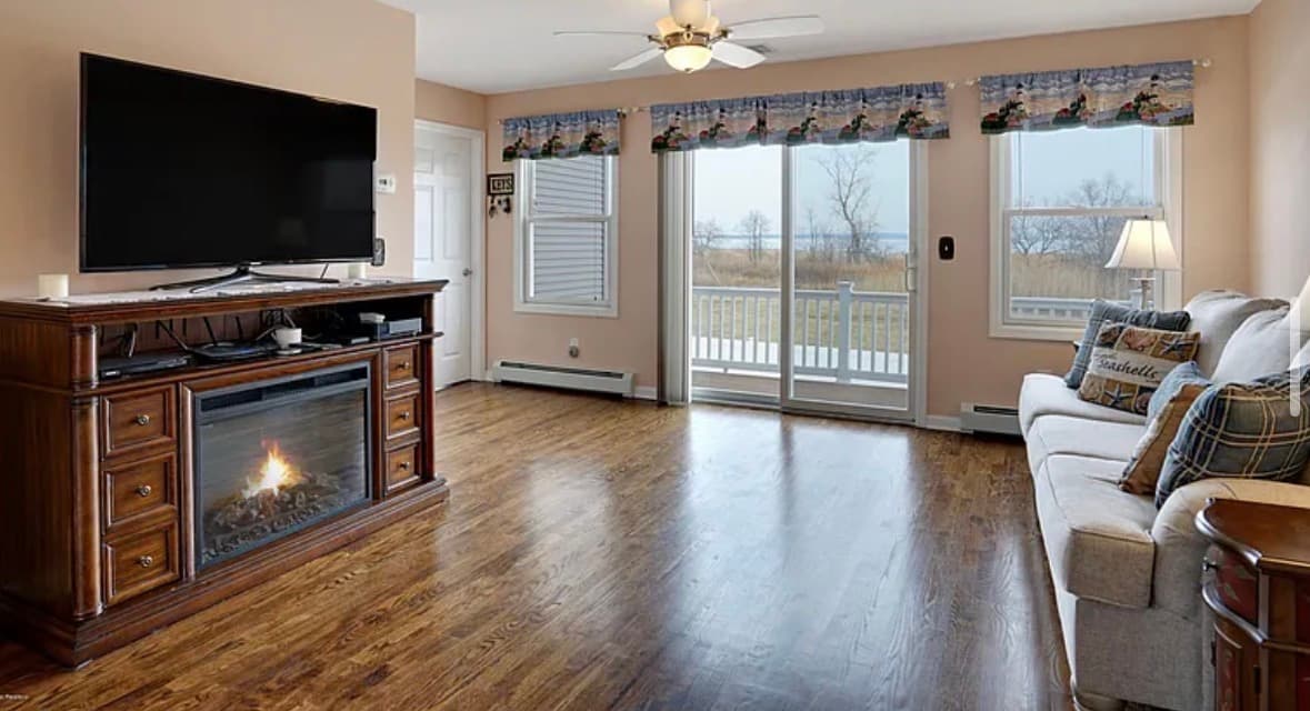 Beautiful Room in Bayside House 5