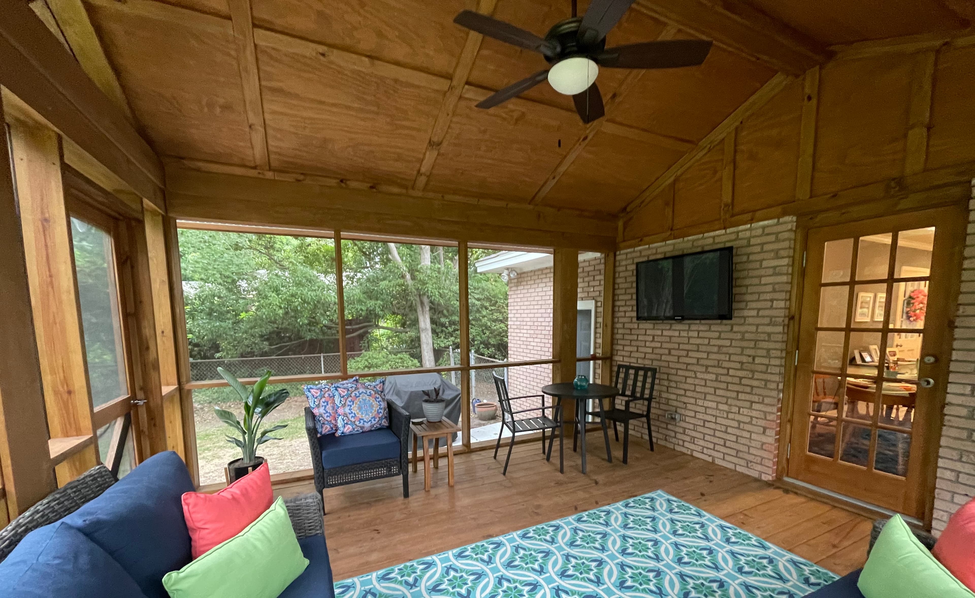 Cute house w/ large fenced in yard 2
