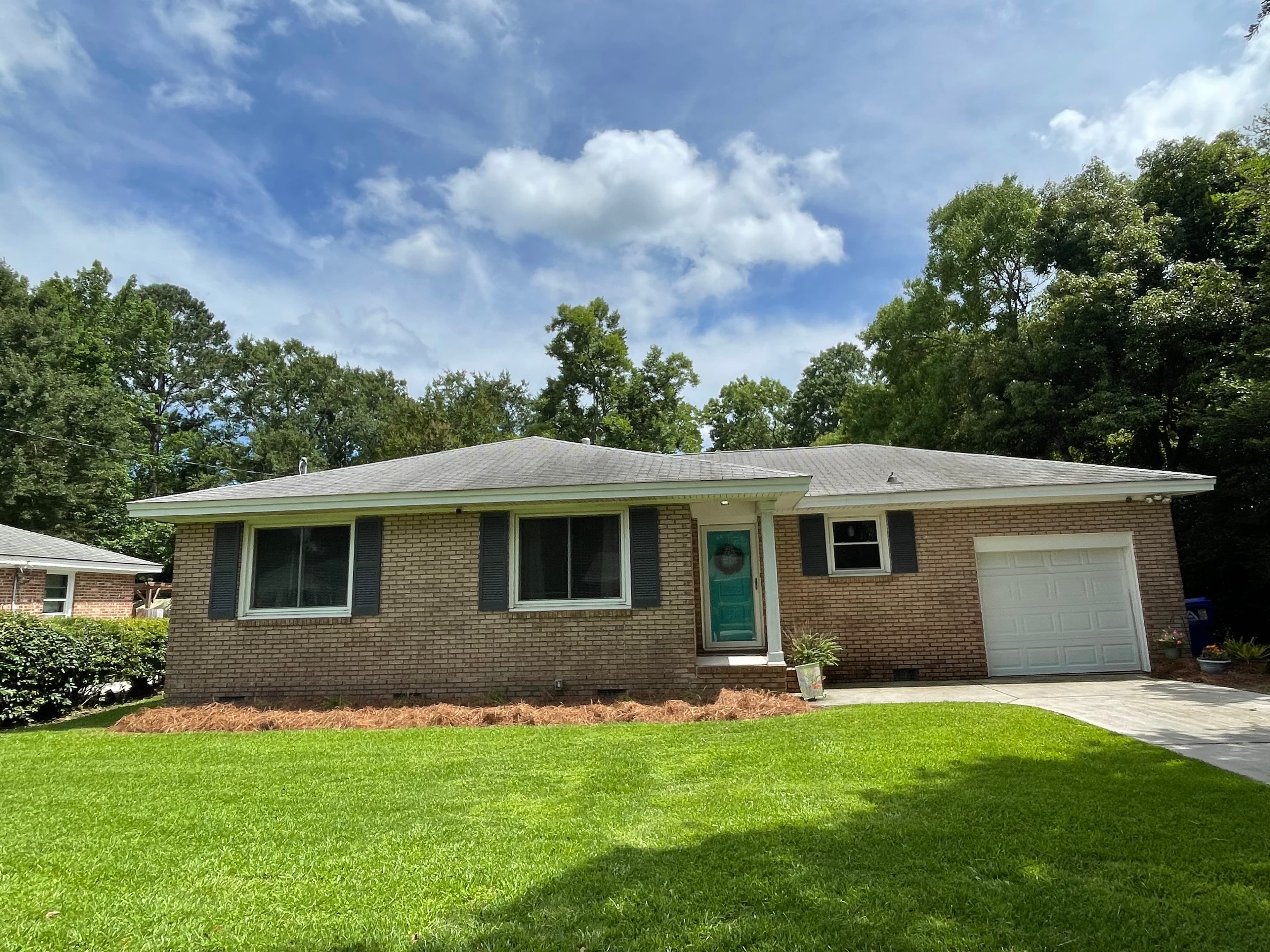 Cute house w/ large fenced in yard