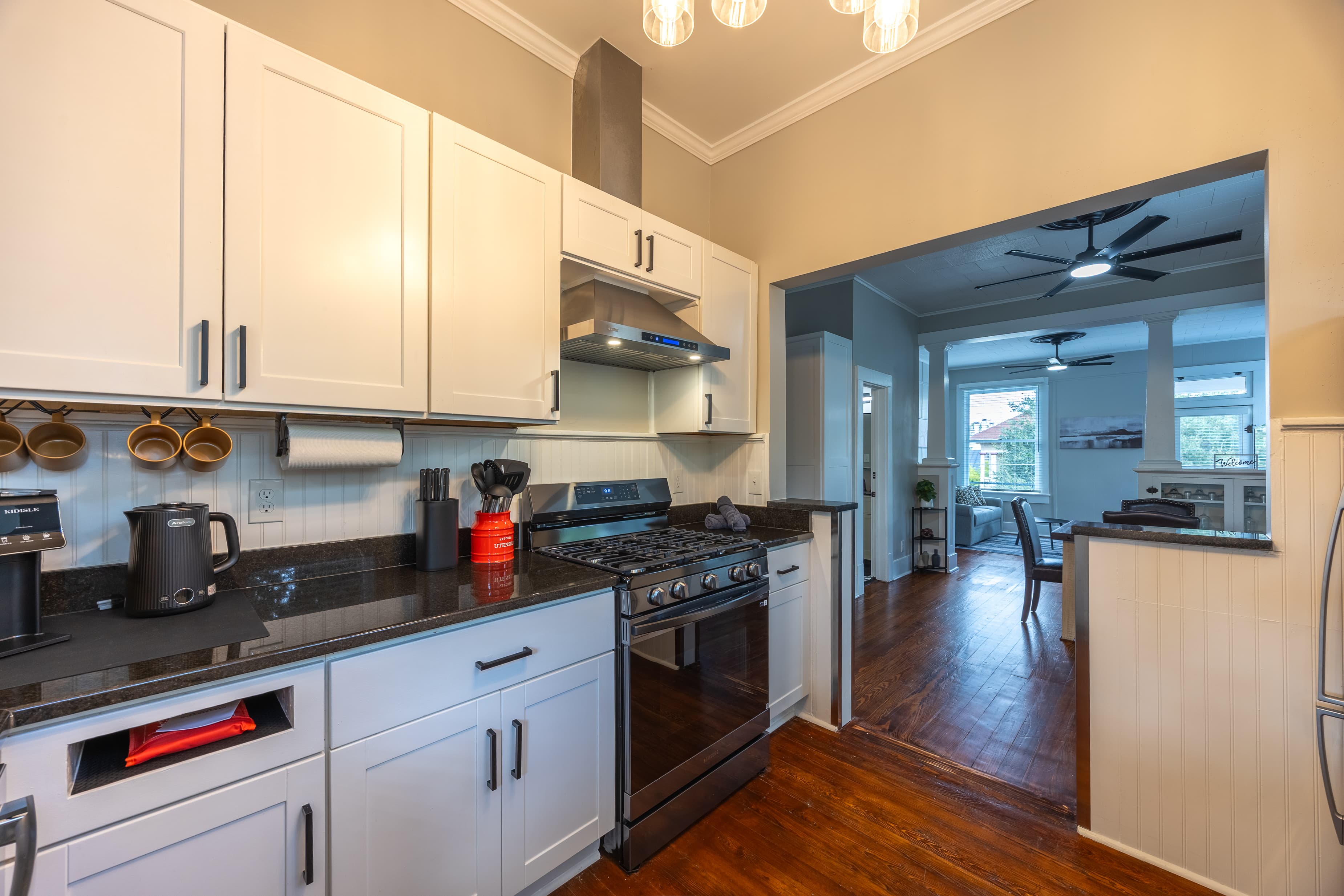 Quiet, modern King William retreat near hospitals in one of San Antonio’s most walkable neighborhoods. Steps from river paths, coffee shops, and restaurants. 5