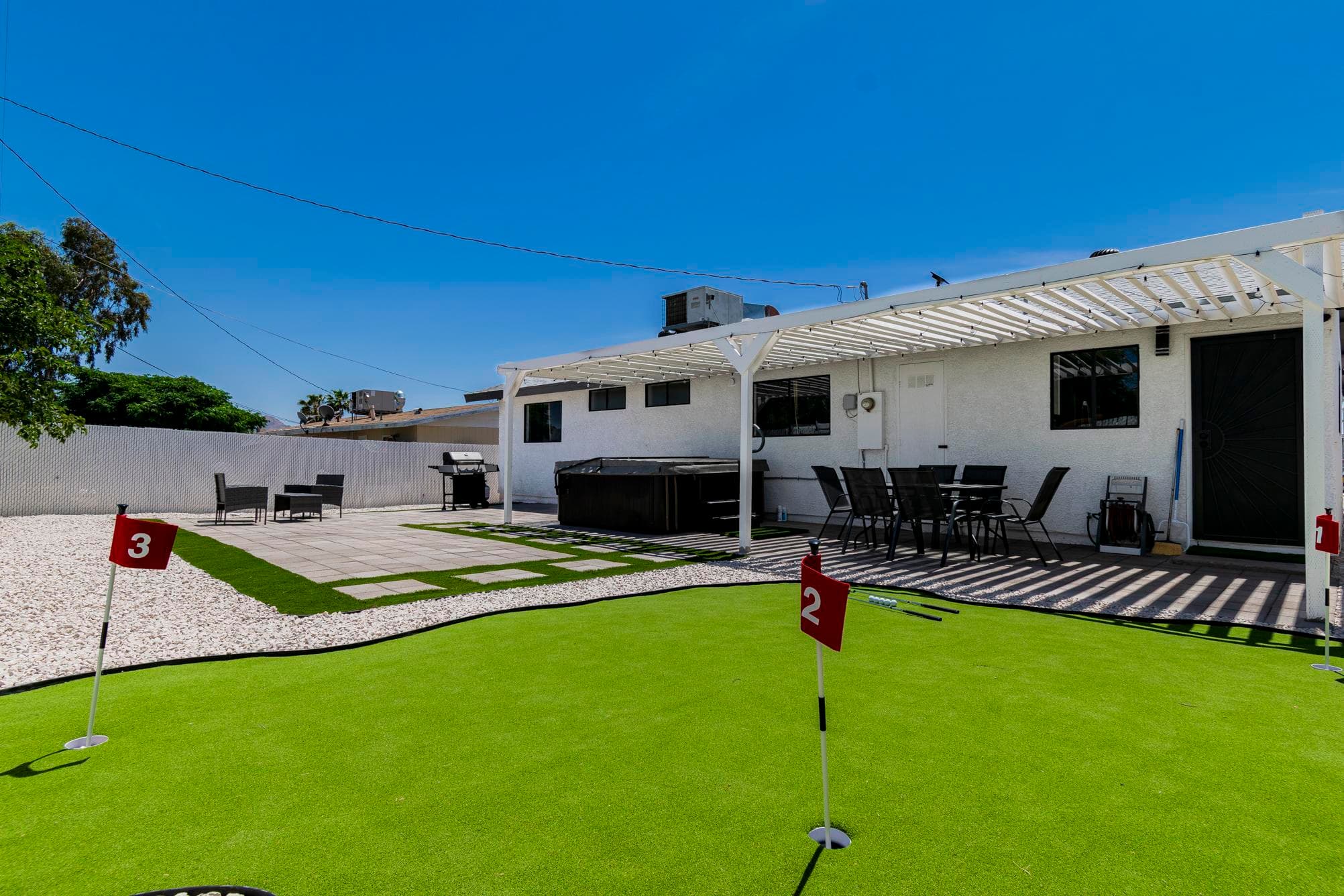 2 Kings • Mini Golf • Jacuzzi • Pet 4