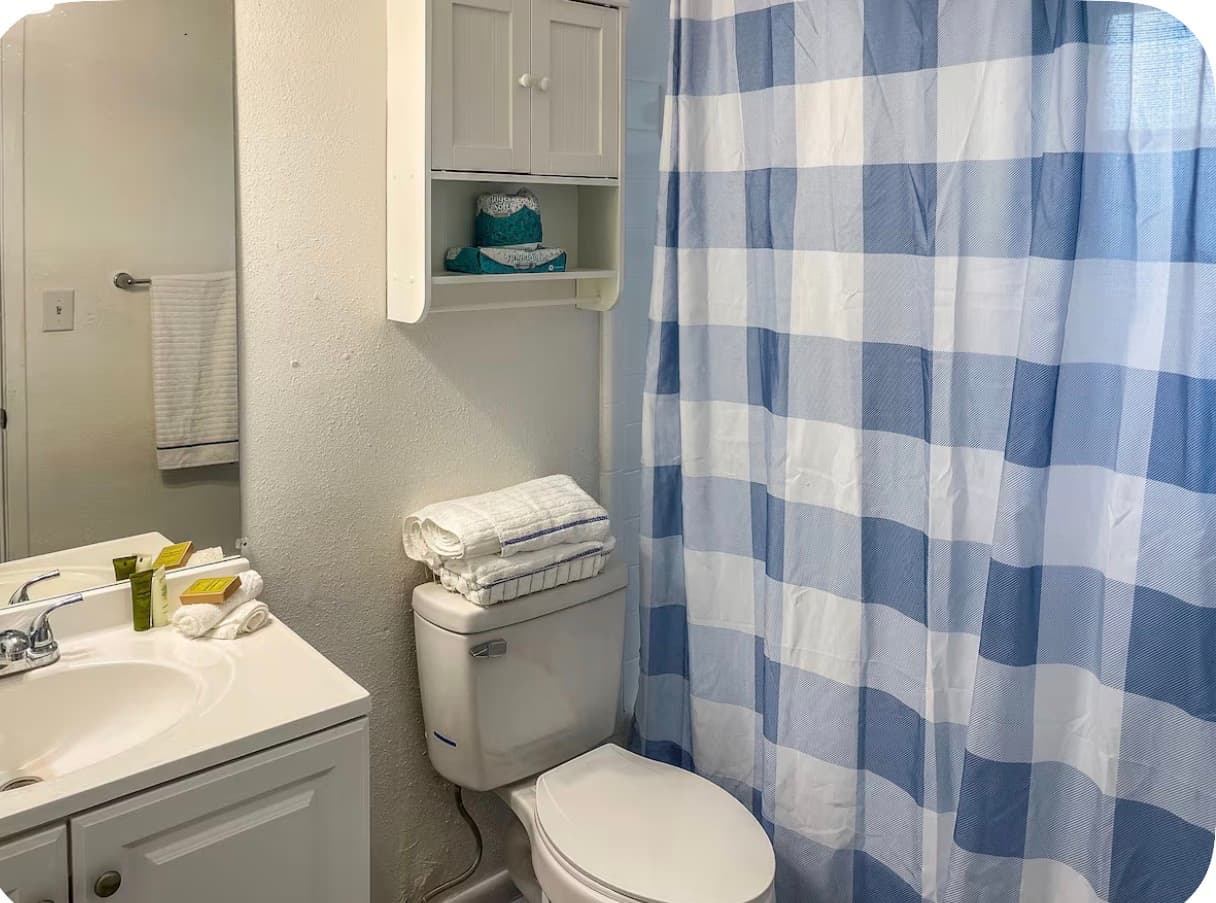 Fully Furnished 2BR Lakeland Home  4