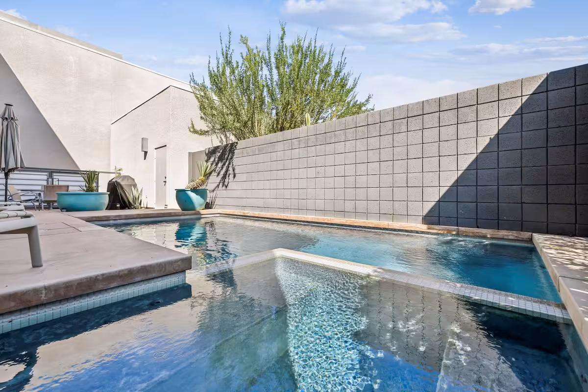 Stylish Gated TH+private heated poo