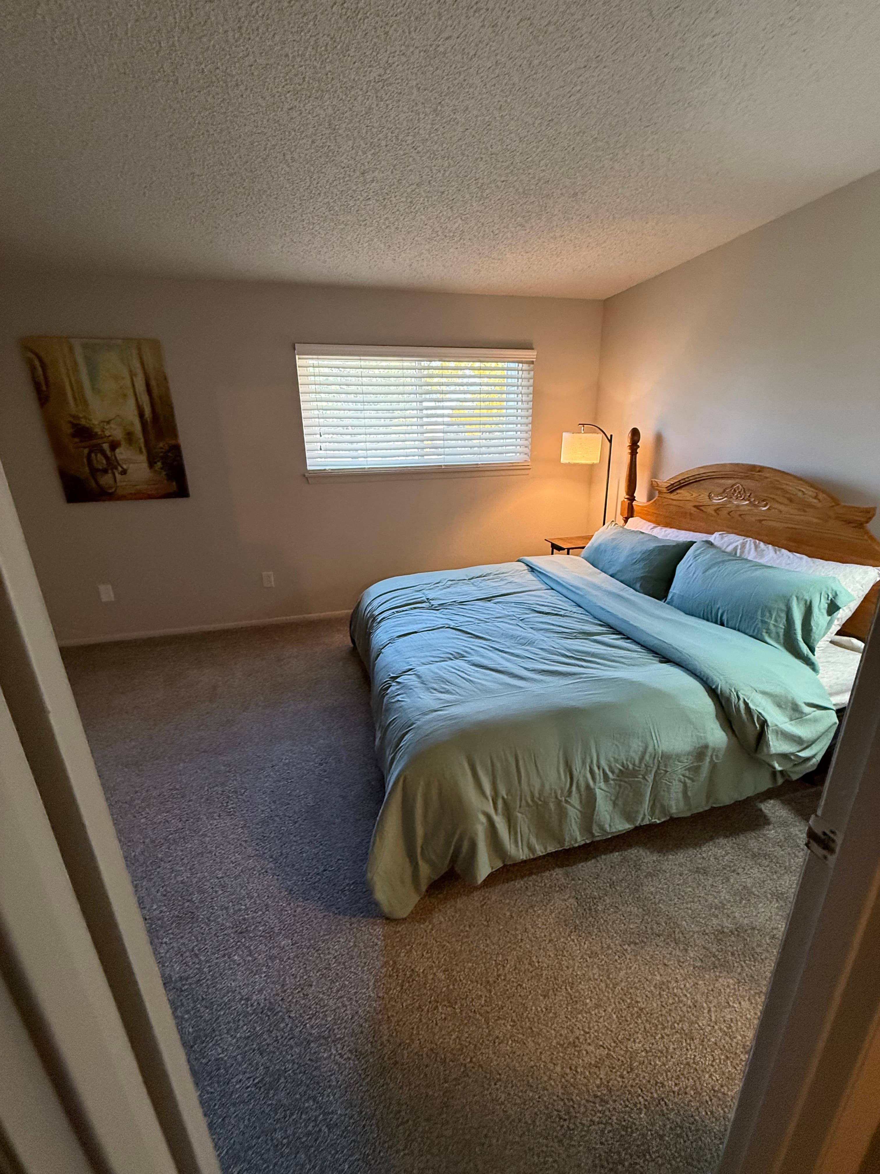 Quiet Condo with balcony and pool. 4