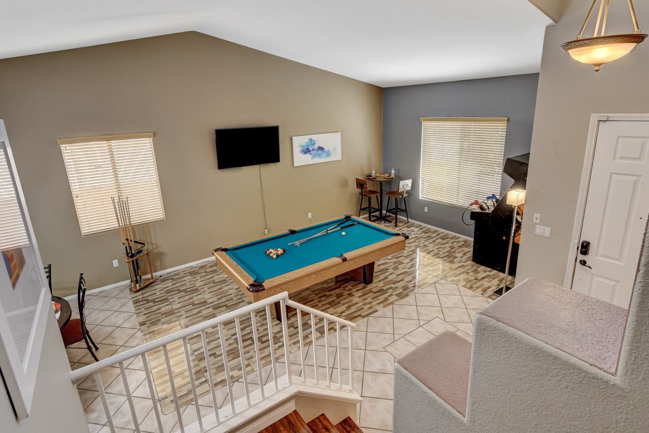 Popular Pool Table 4 bedrooms 5beds 5