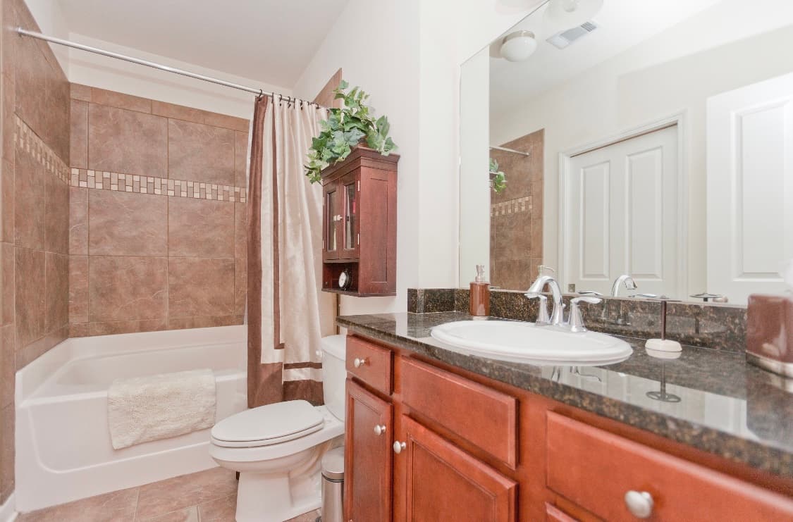 Beautiful, clean, top corner condo! 5