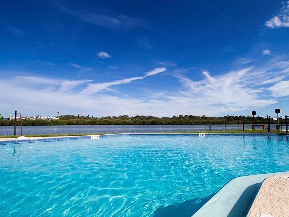 Beautiful Waterfront 8 minutes walk