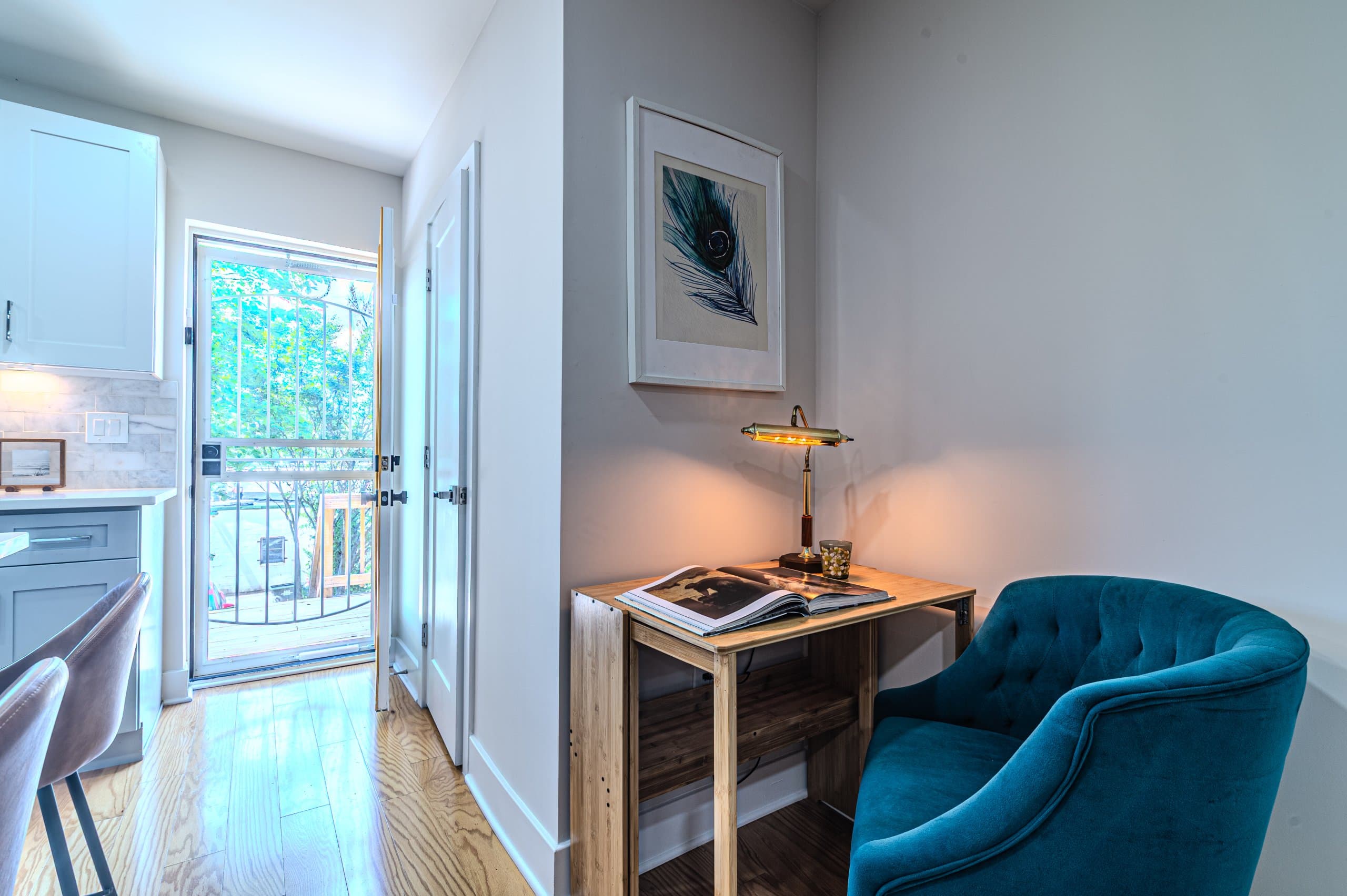Modern Furnished 2-level 2BD 2.5 BA 4