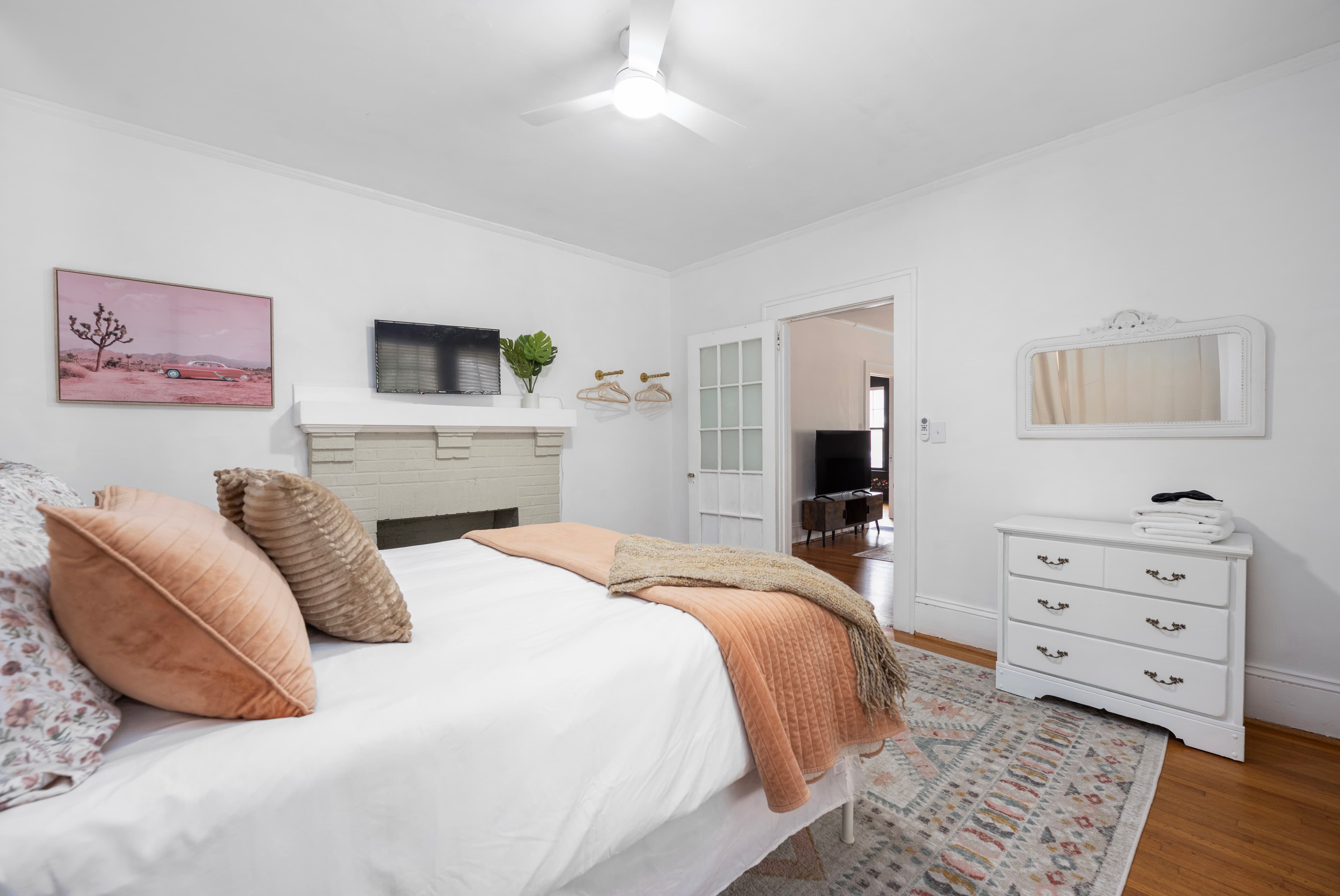 Cozy Modern Farmhouse Near Uptown 5