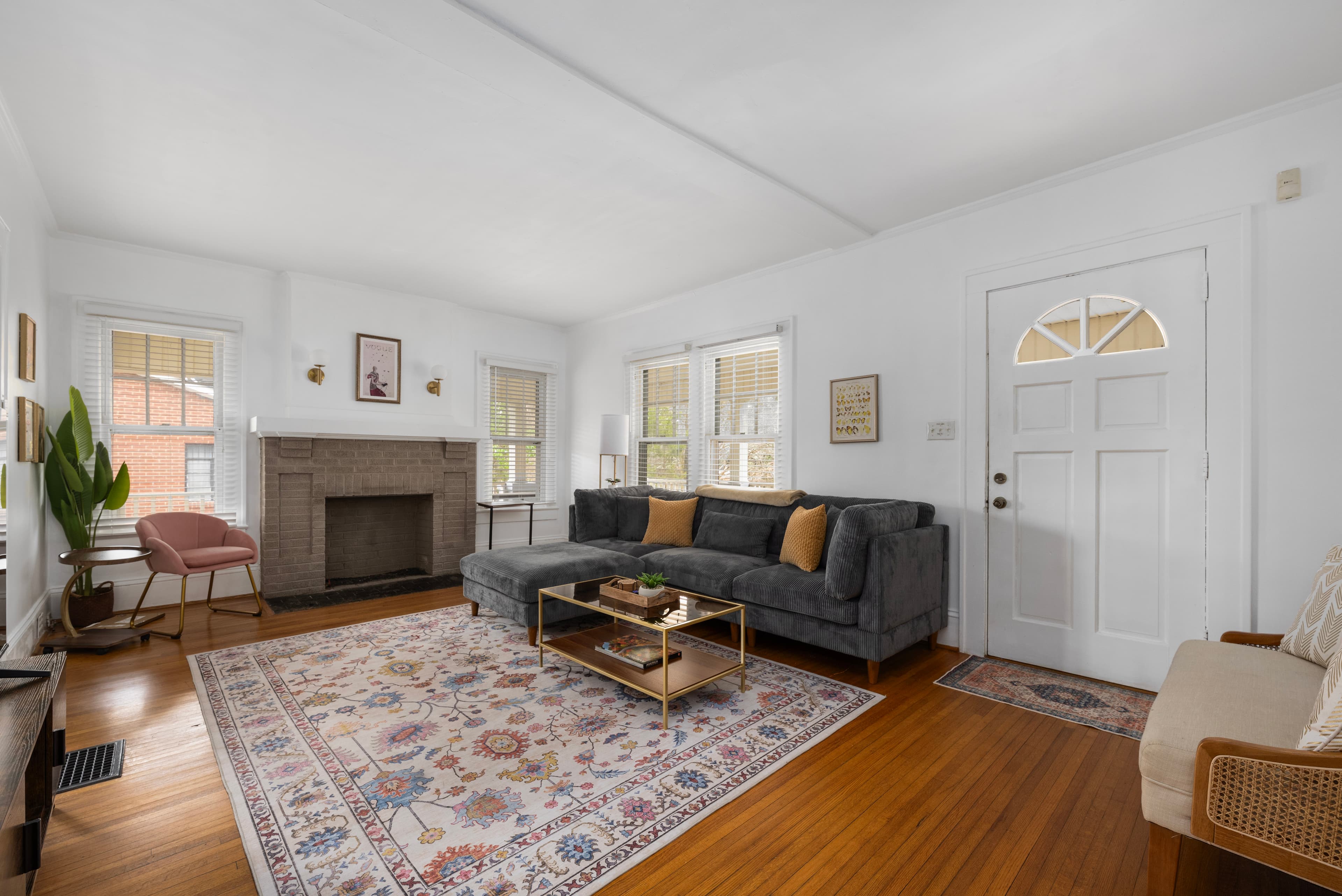 Cozy Modern Farmhouse Near Uptown 3