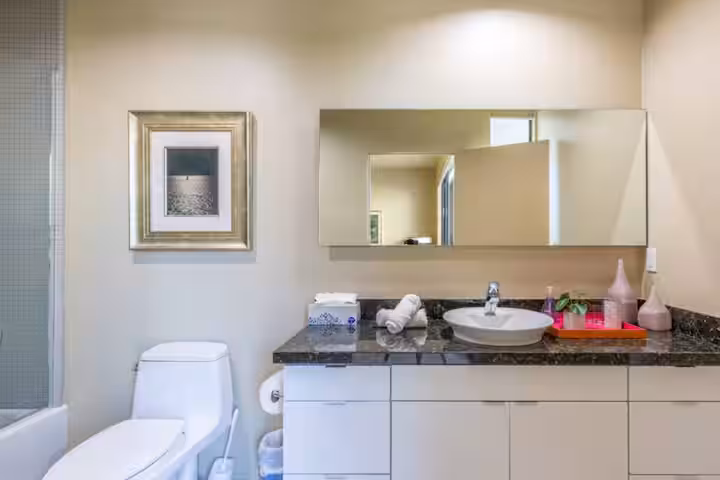 Stylish Gated TH+private heated poo 5