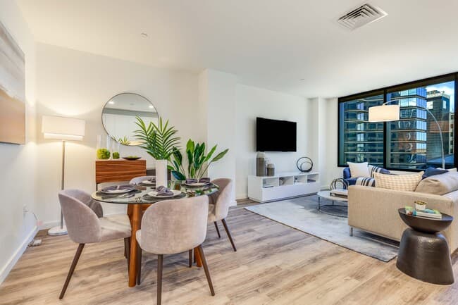 SPACIOUS 1 BEDROOM / 1 BATH APT 4