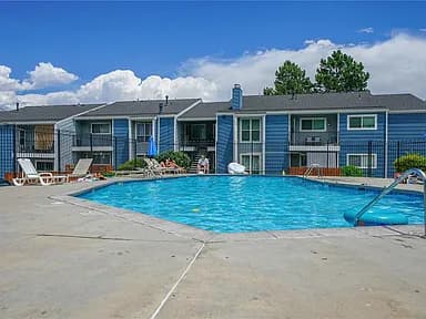 Quiet Condo with balcony and pool. 2