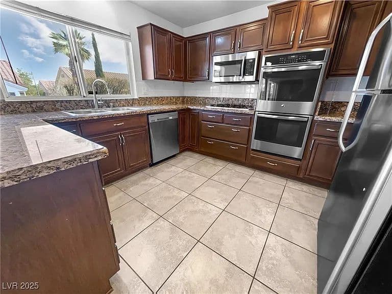 Spacious 2 Bed, 2 Bath House — Move 4
