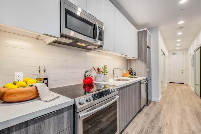 SPACIOUS 1 BEDROOM / 1 BATH APT 3