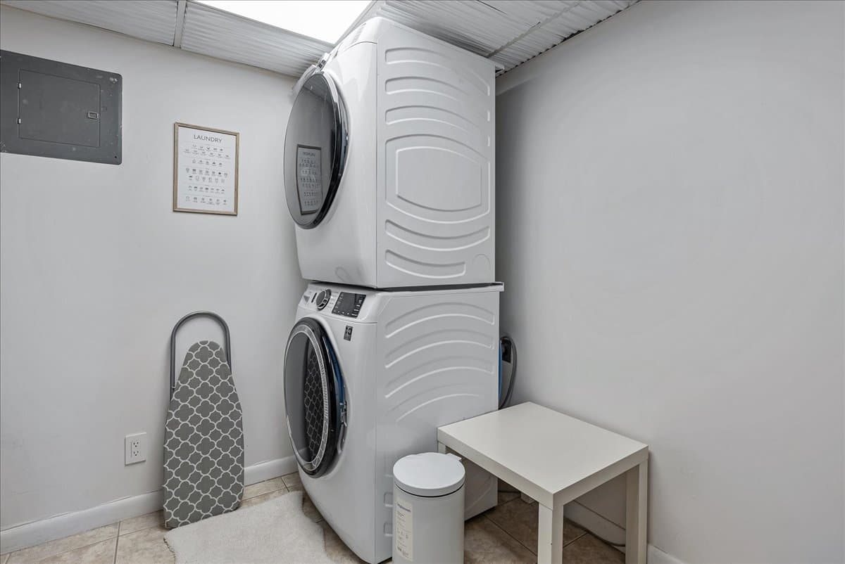 Spacious Furnished 4B with Lounge 5