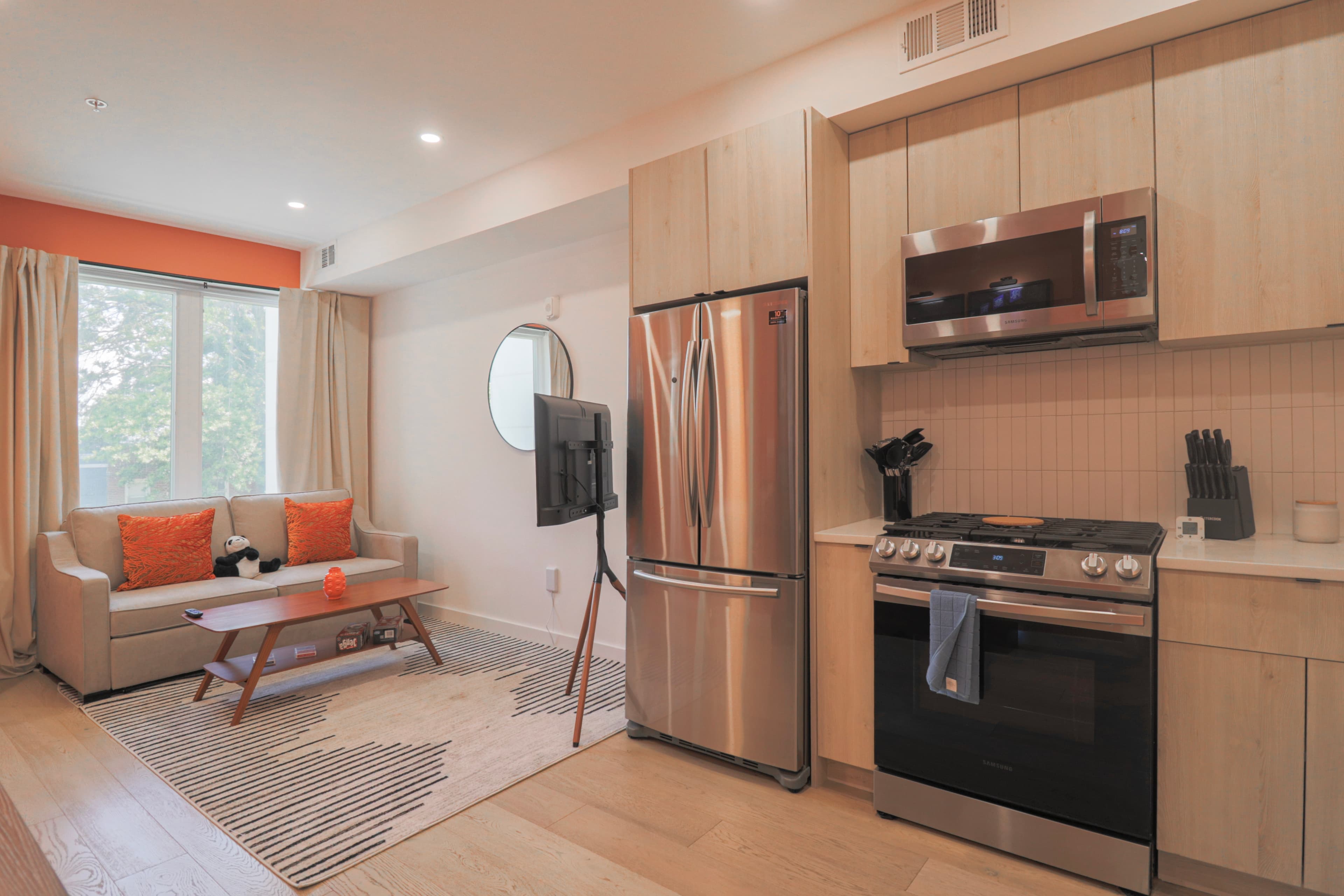 UT 7: Stylish 2BR In Heart of DC  3
