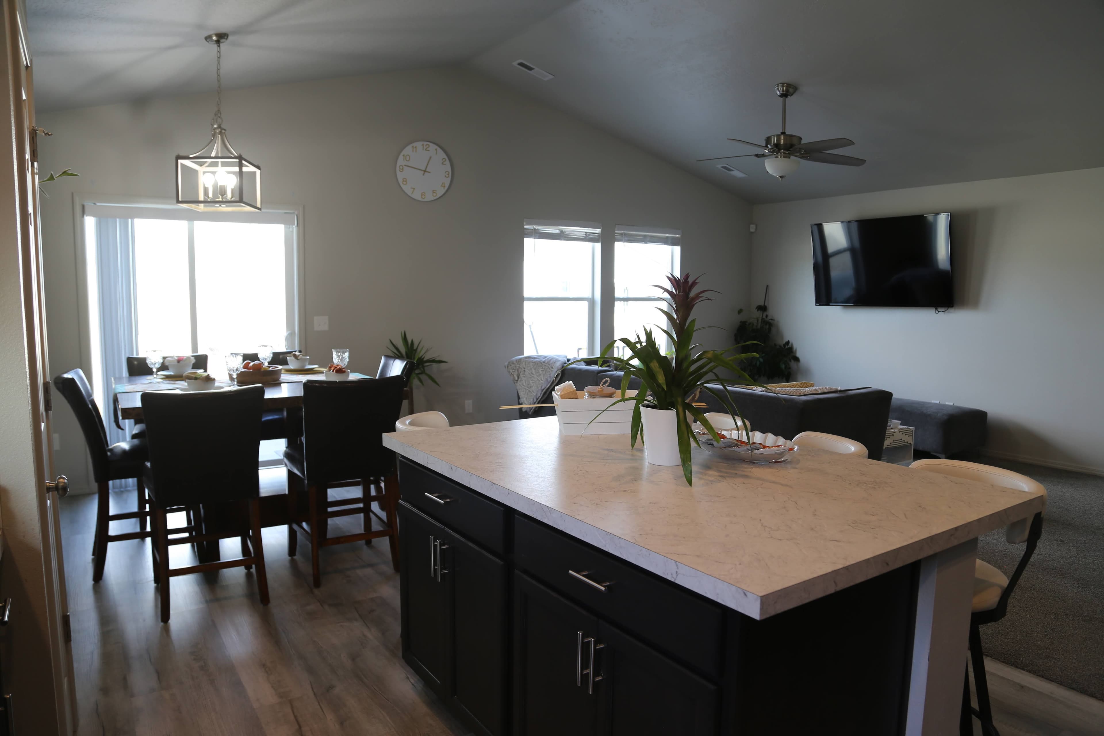 Hot Tub, Amenities Galore, Big Yard 4
