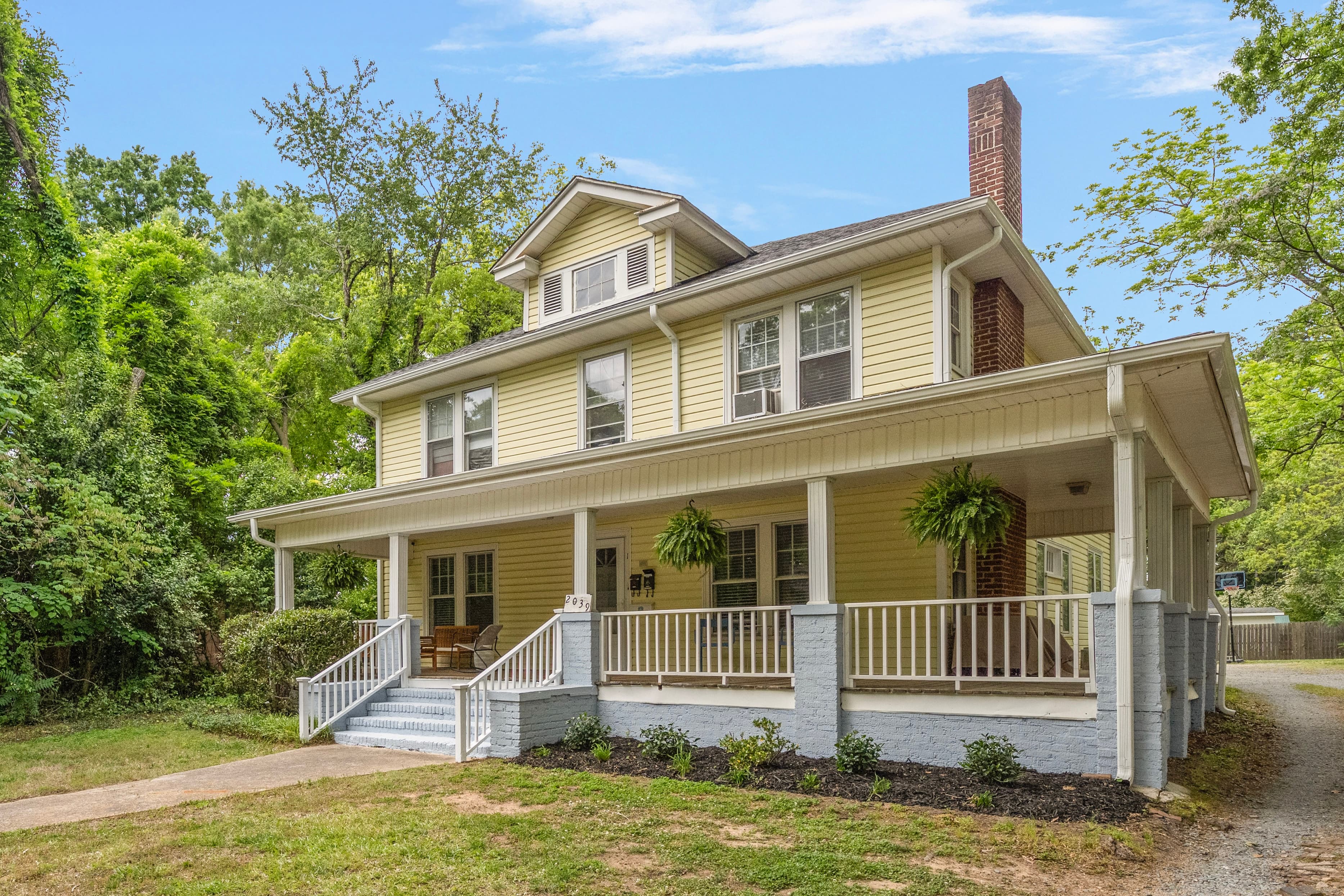 Cozy Modern Farmhouse Near Uptown