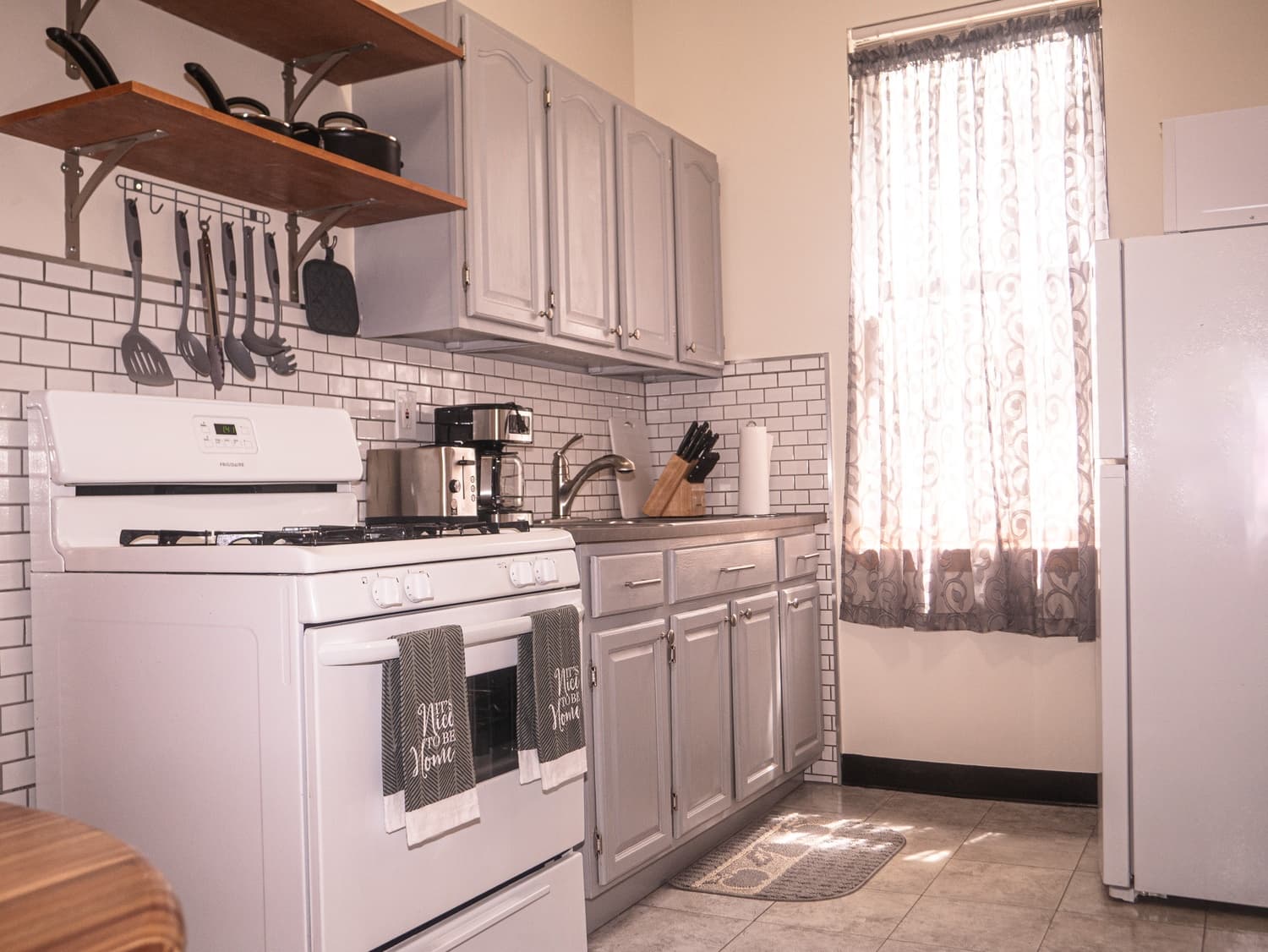 Fully Furnished 1BR Apt in Queens 4