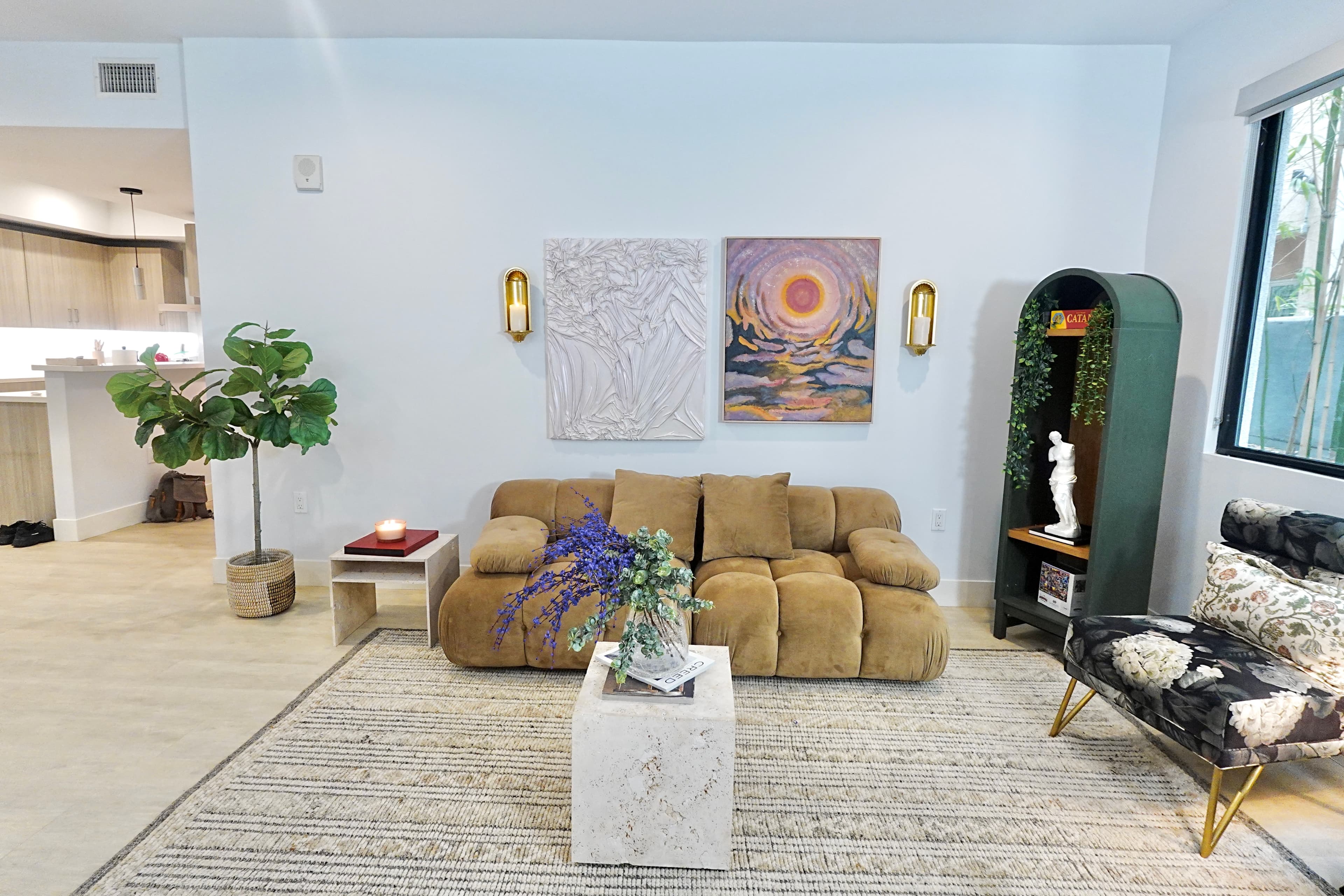 Beverly Hills adjacent Oasis. 2Bed 2
