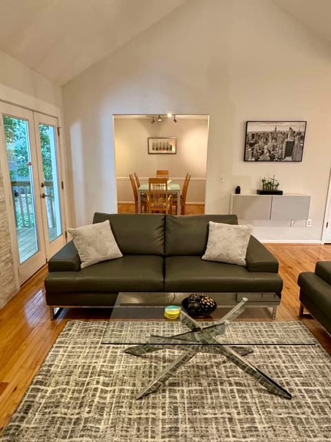 Spacious modern retreat near Braves 5
