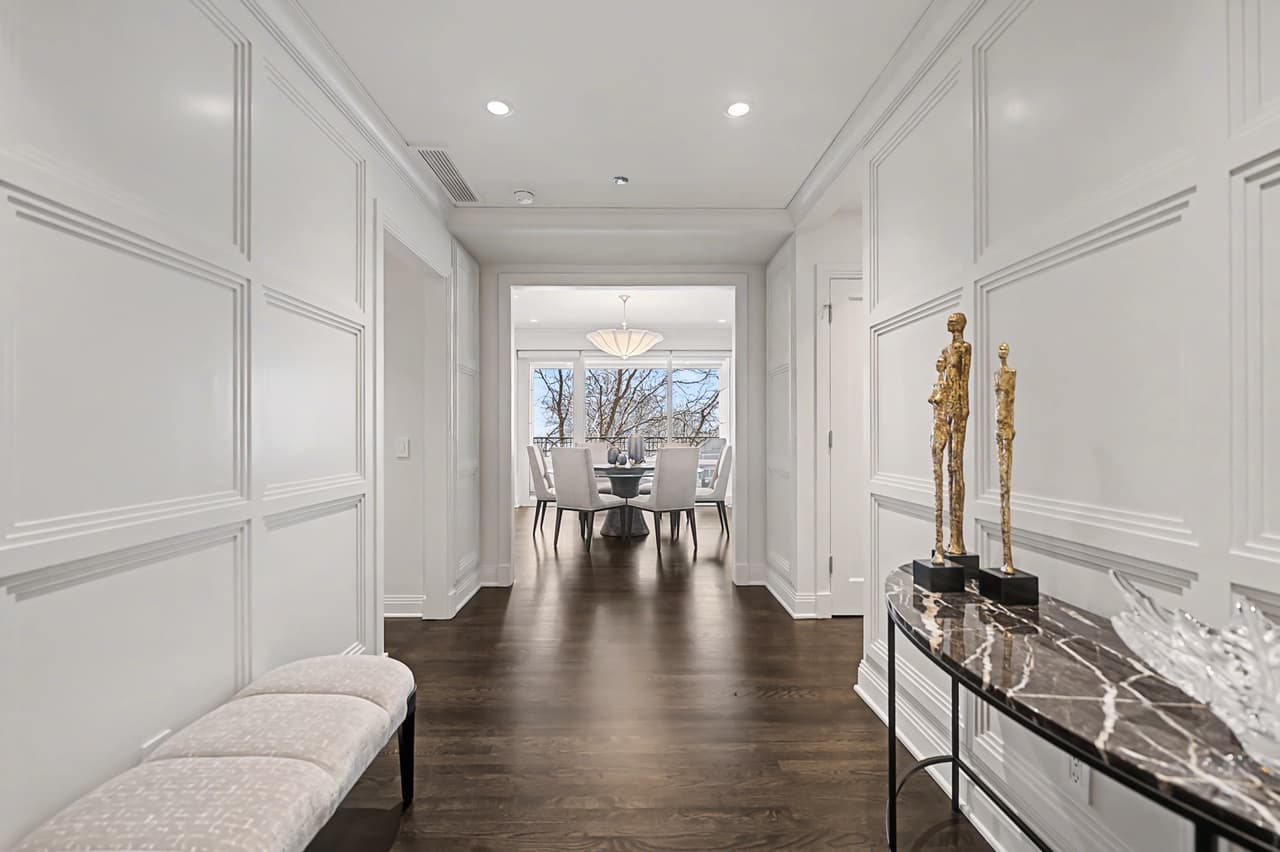 Luxury 1BR Lakefront Condo 2