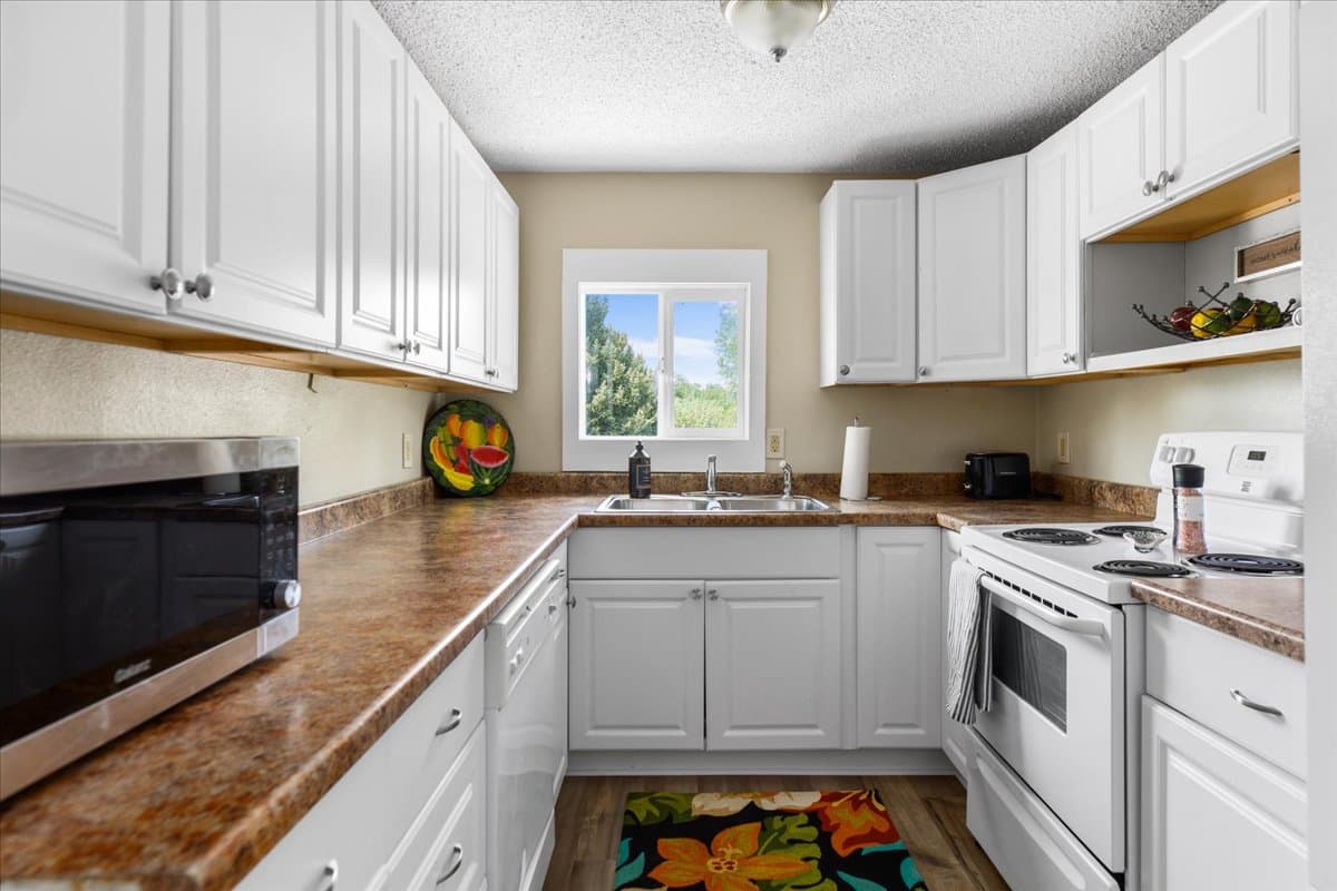 Upper-Level 3BR Near Hospitals & Re 3