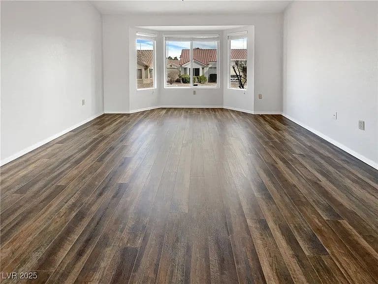 Spacious 2 Bed, 2 Bath House — Move 2