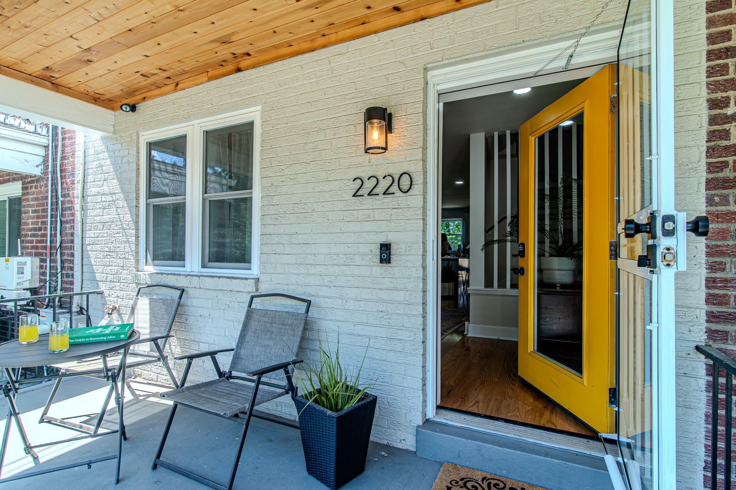 Modern Furnished 2-level 2BD 2.5 BA