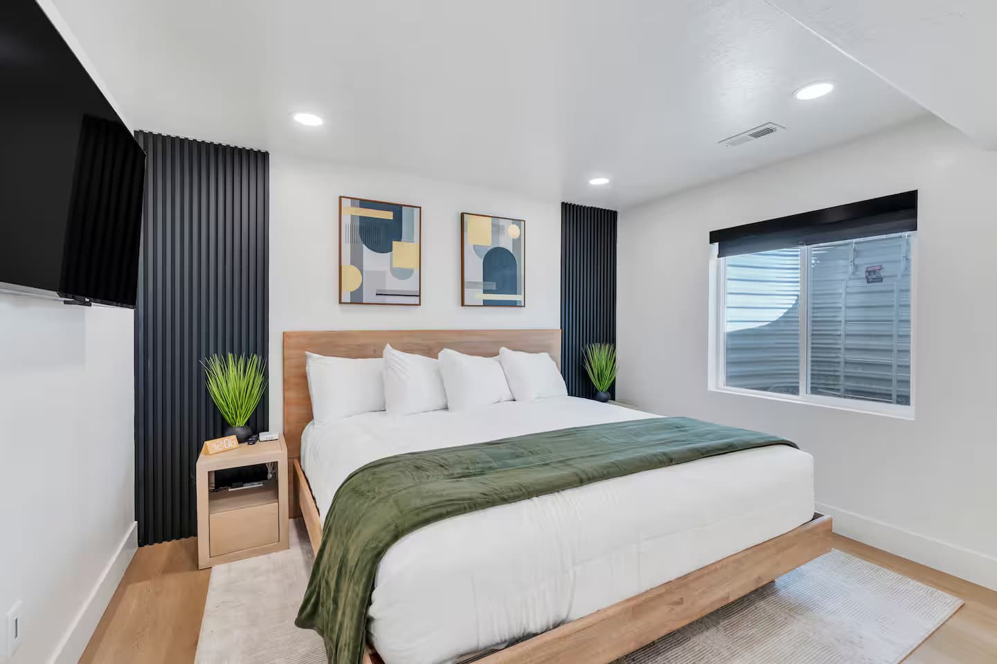 Luxury Den - Modern Retreat w/ Priv 2