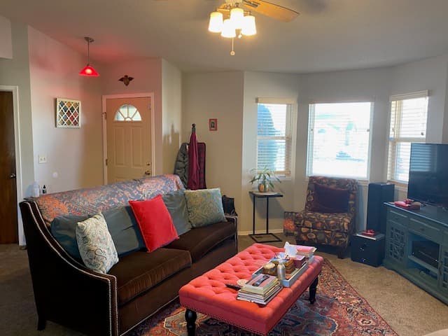 Cute-Clean-Cozy Home Near WSU 2