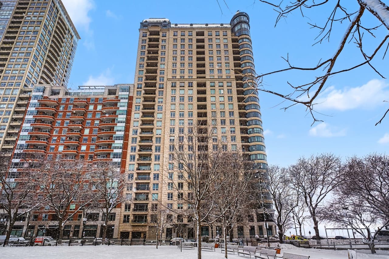 Luxury 1BR Lakefront Condo