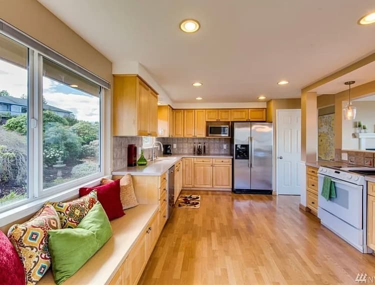 Beautiful Furnished Water View Home 3