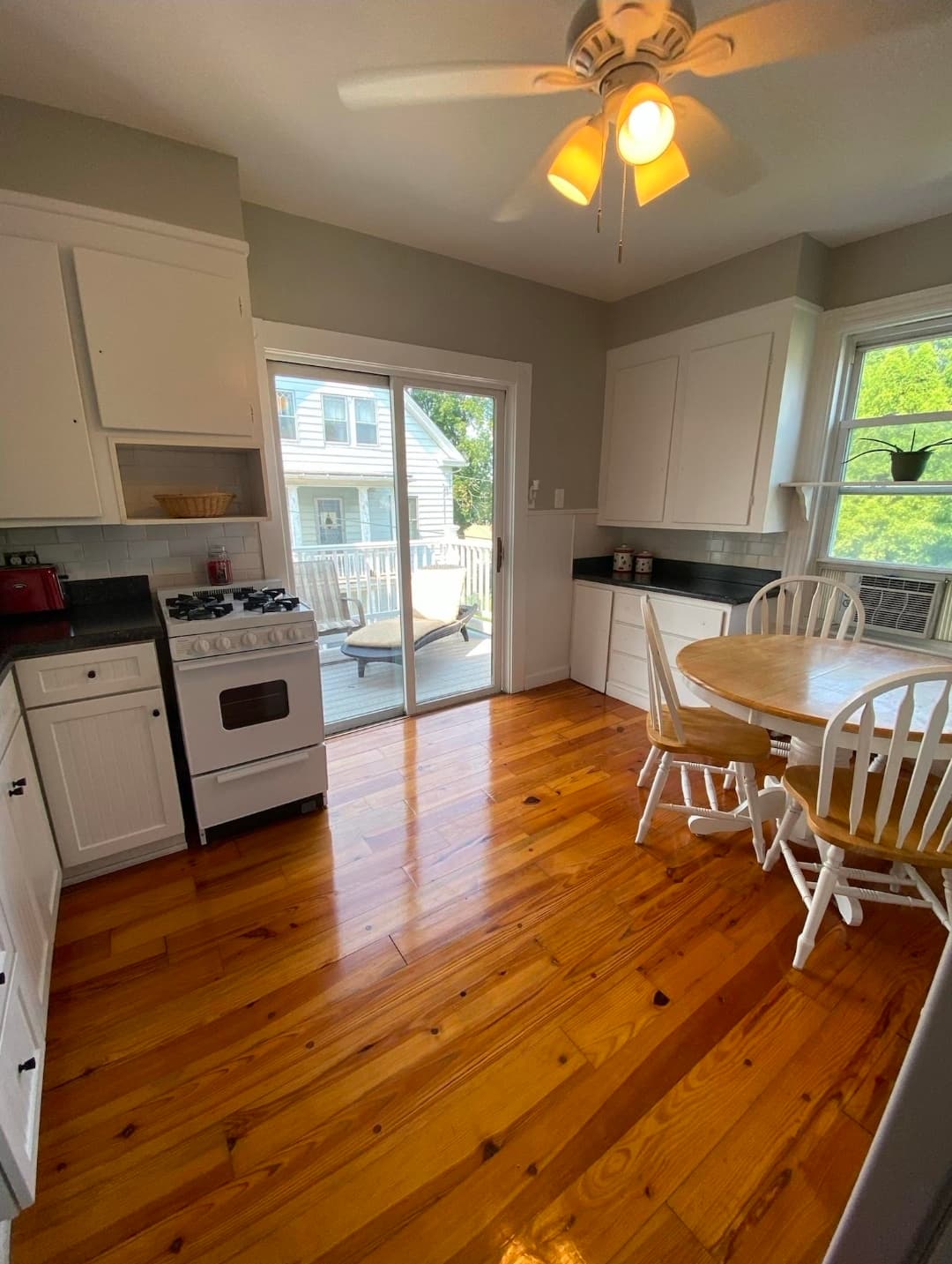 Sunny condo near ocean and downtown 4