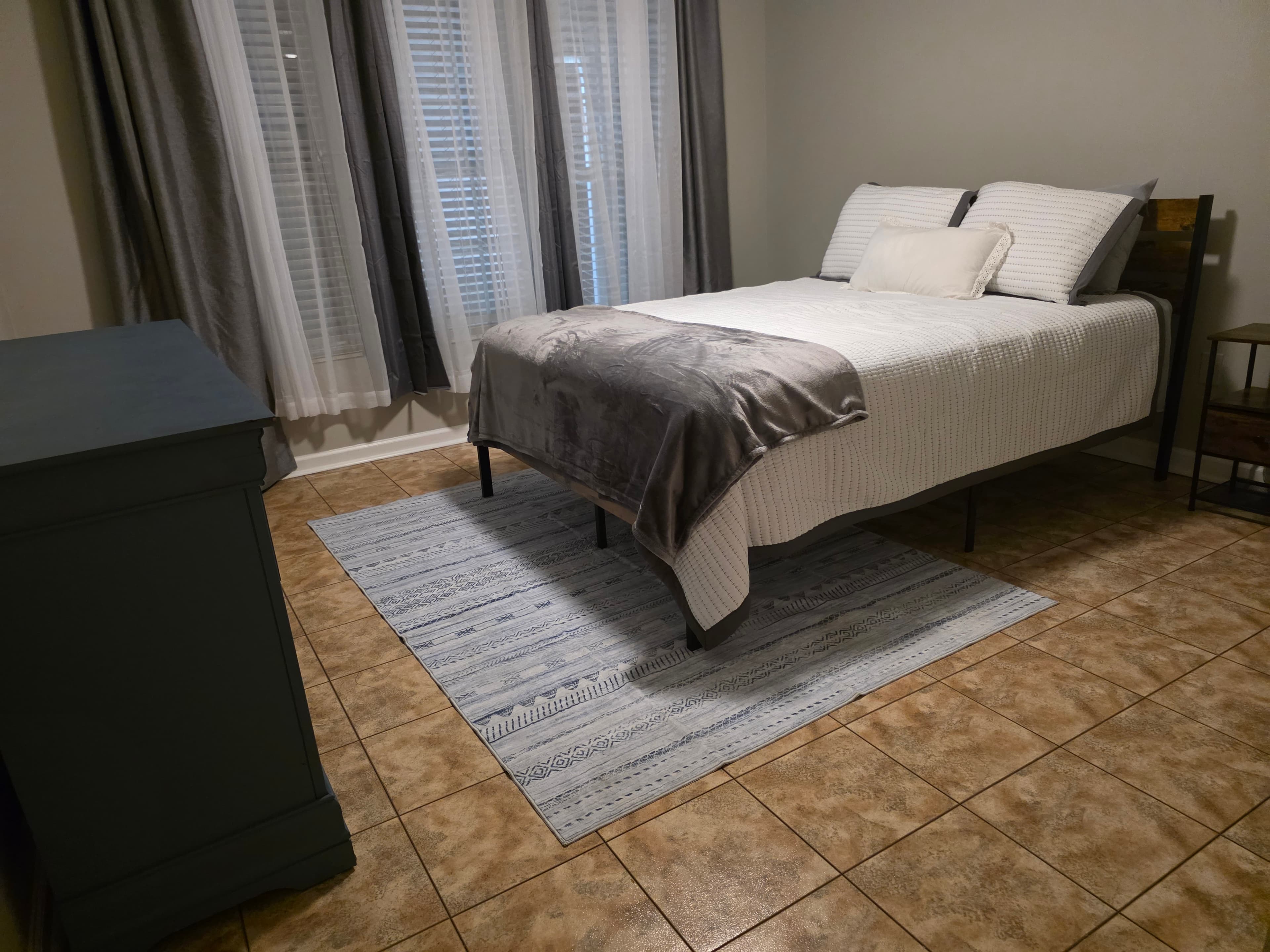 Relaxing room with pool access 3