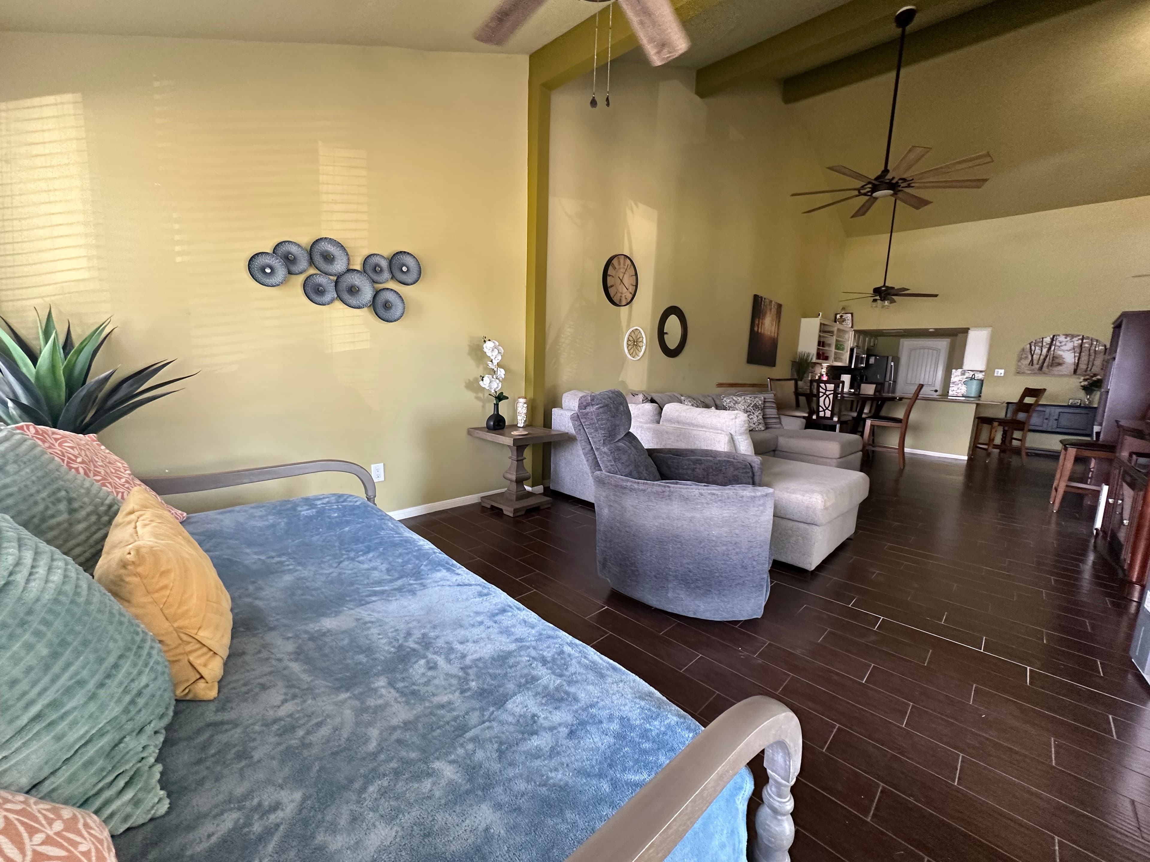 Lakeside retreat w EV & King bed  3